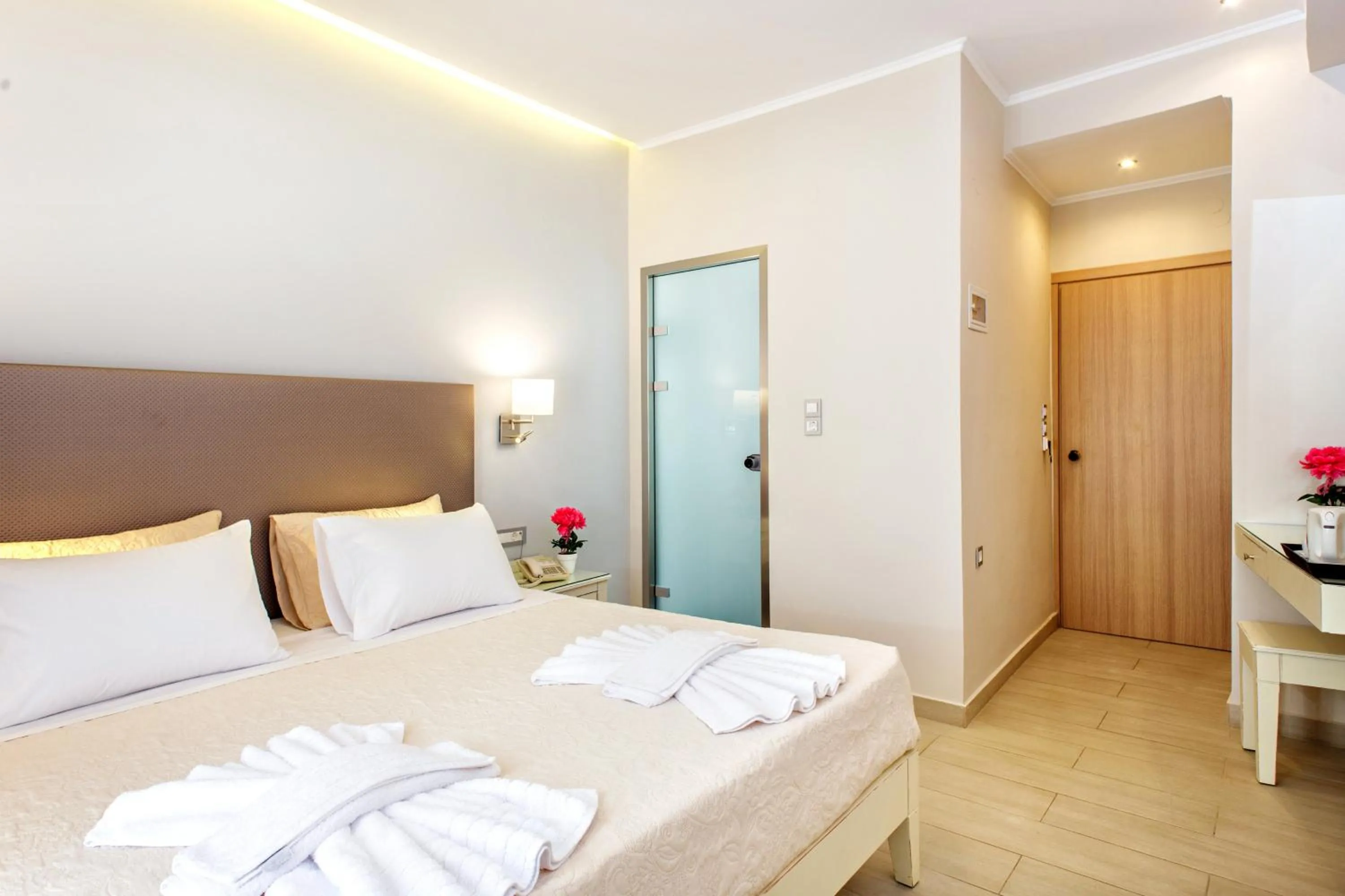 Shower, Bed in Hotel Ideon