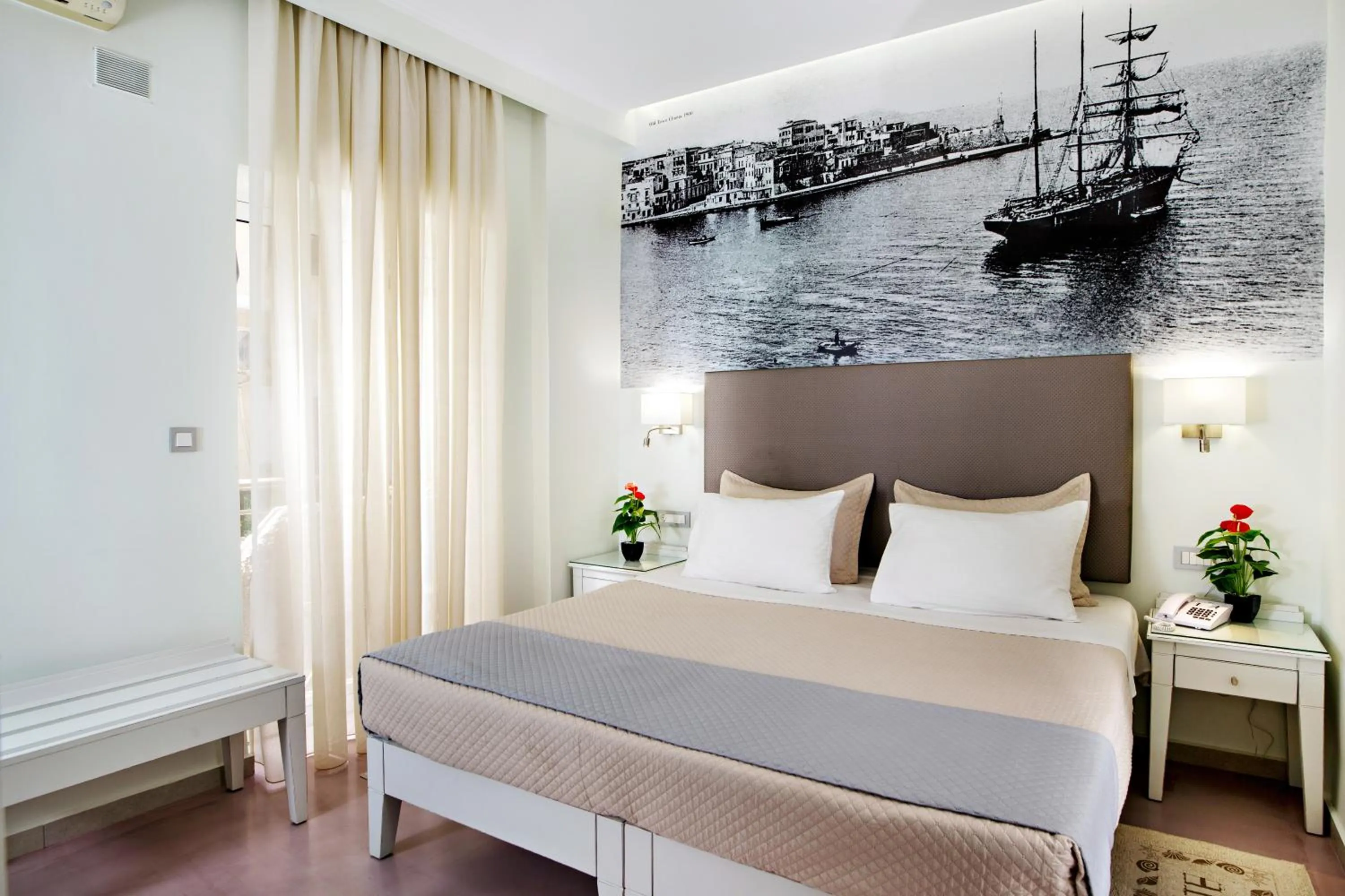 Shower, Bed in Hotel Ideon