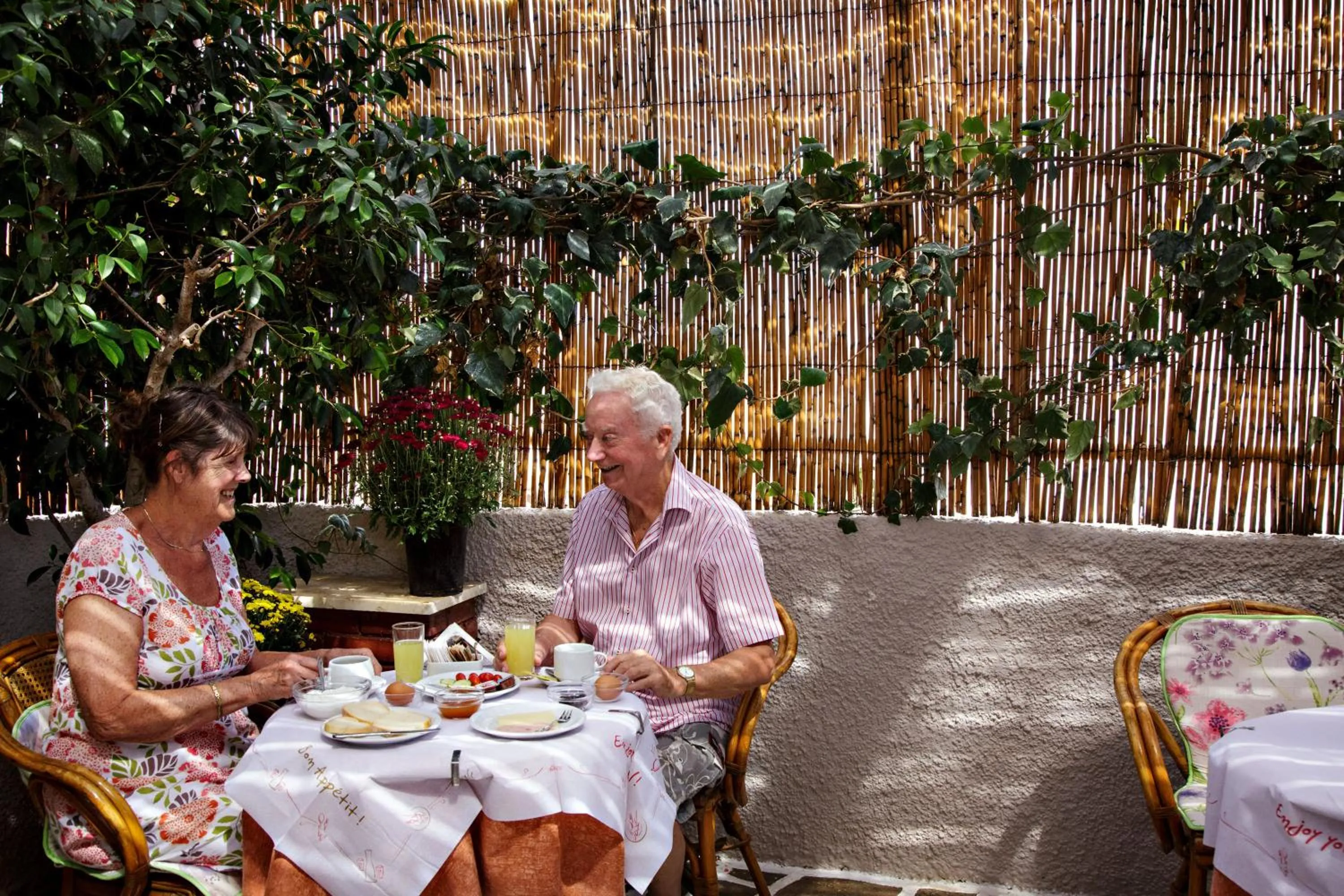 Guests in Hotel Ideon