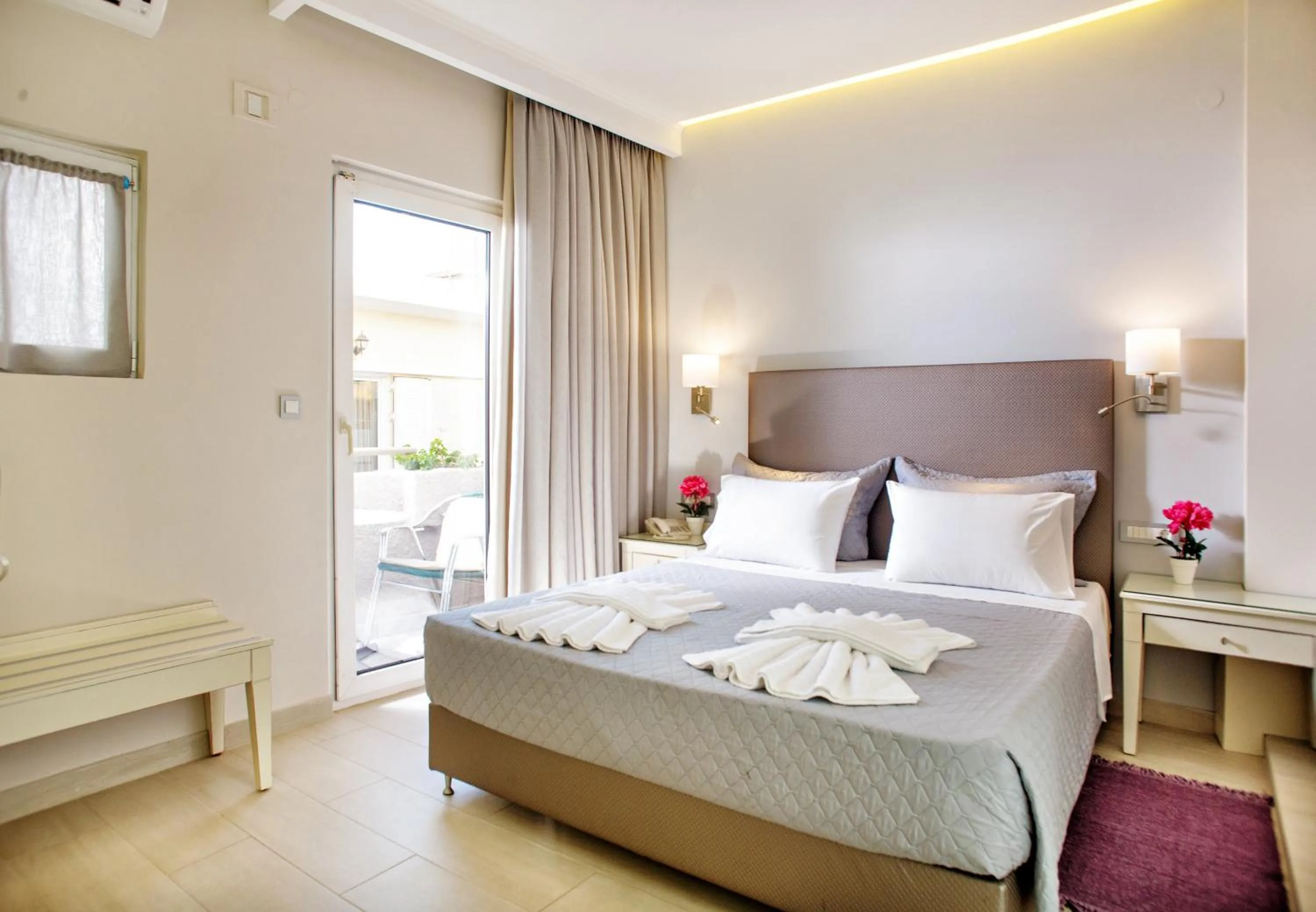 Shower, Bed in Hotel Ideon