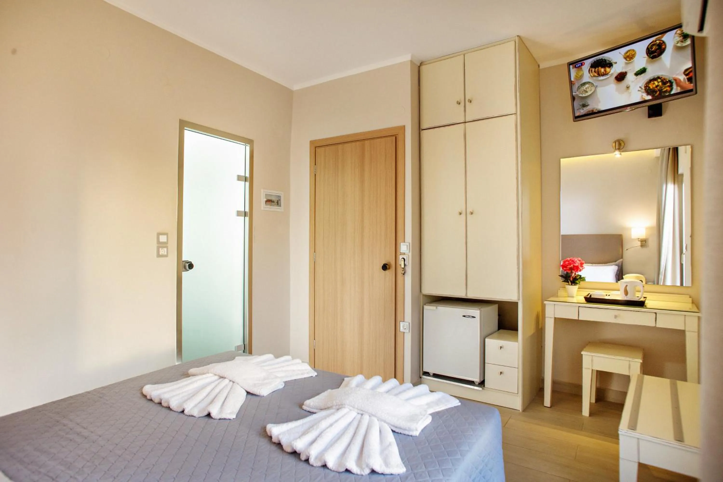 Shower, Bed in Hotel Ideon