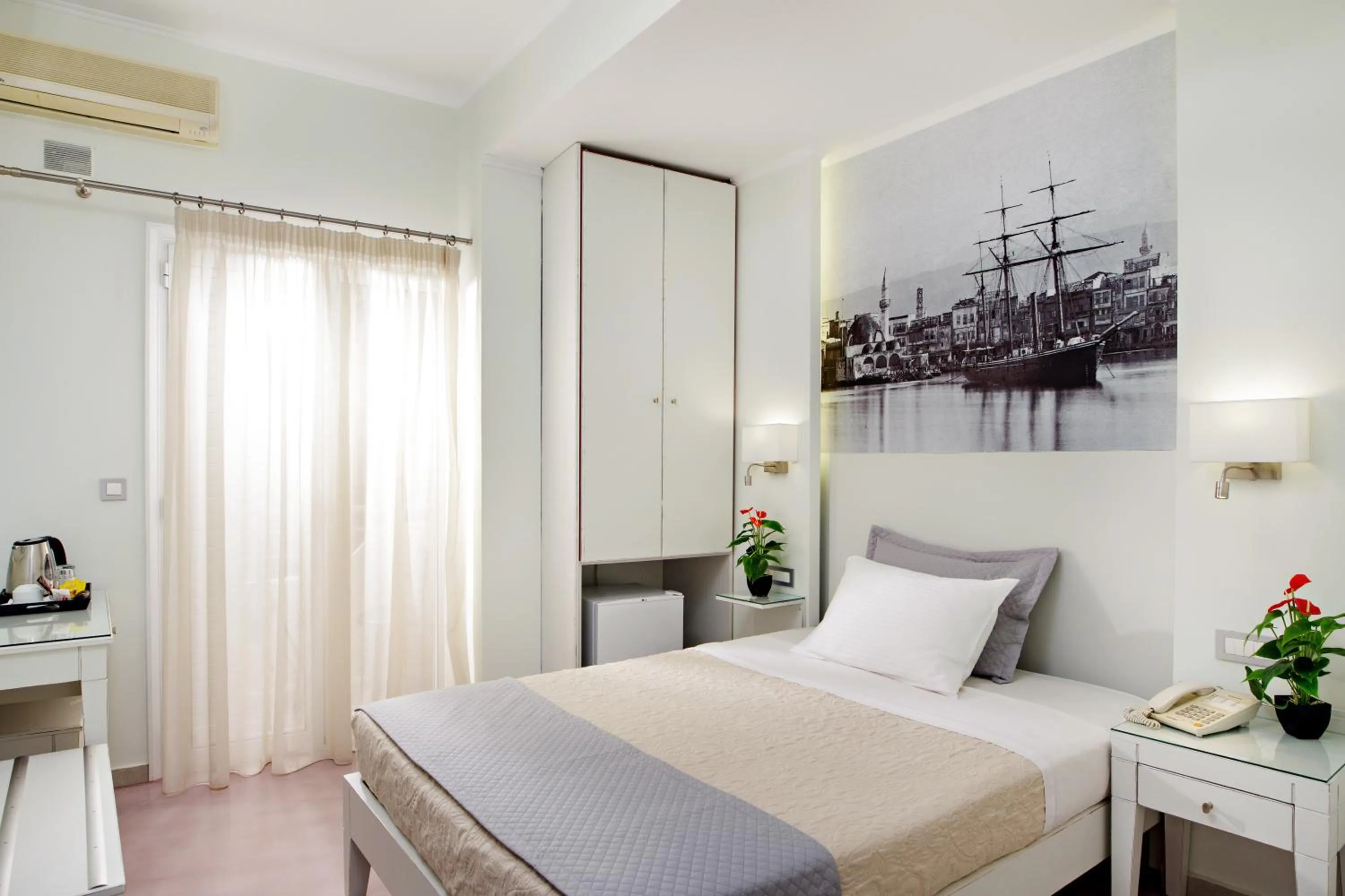 Shower, Bed in Hotel Ideon