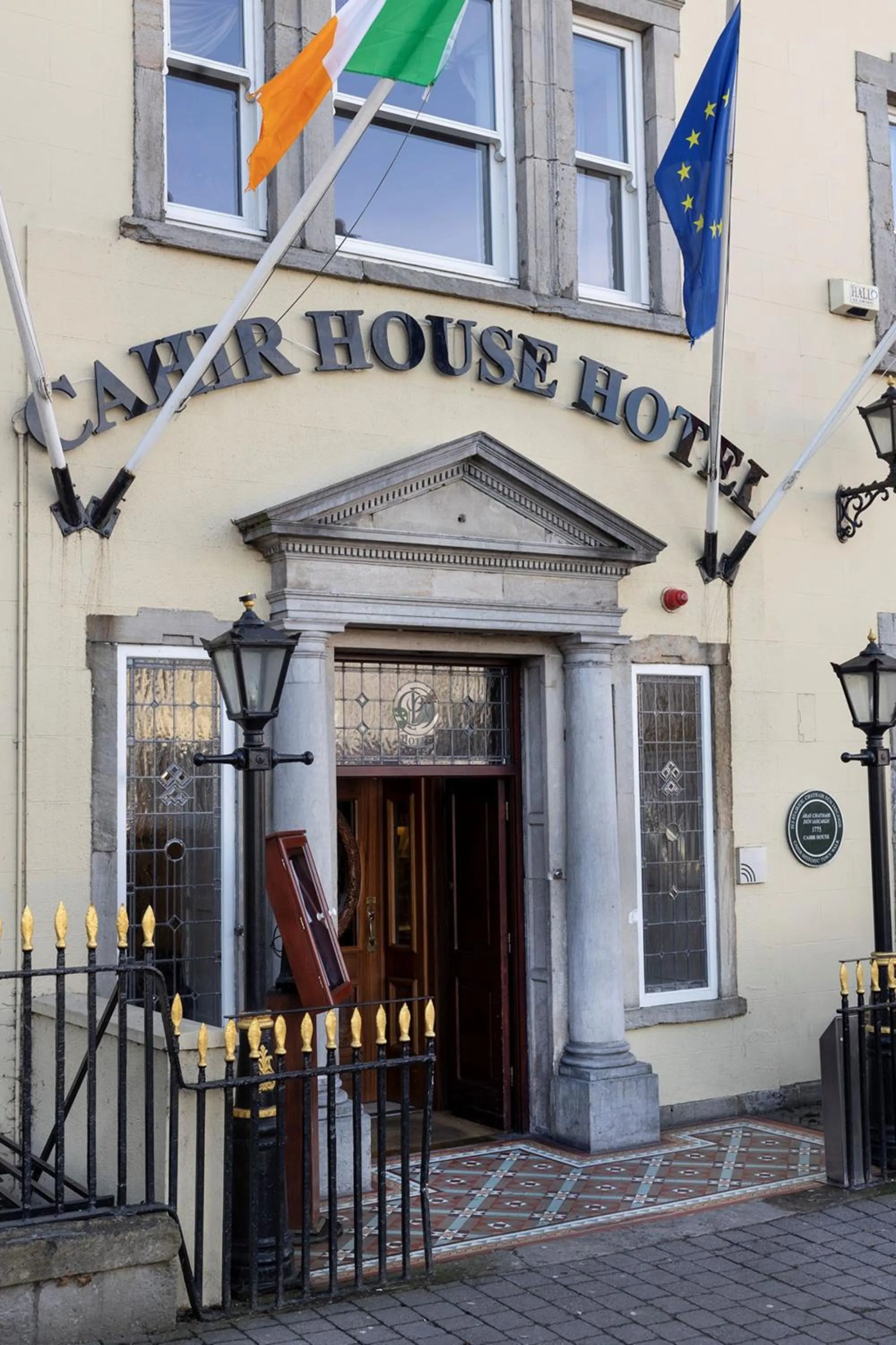 Facade/entrance in Cahir House Hotel