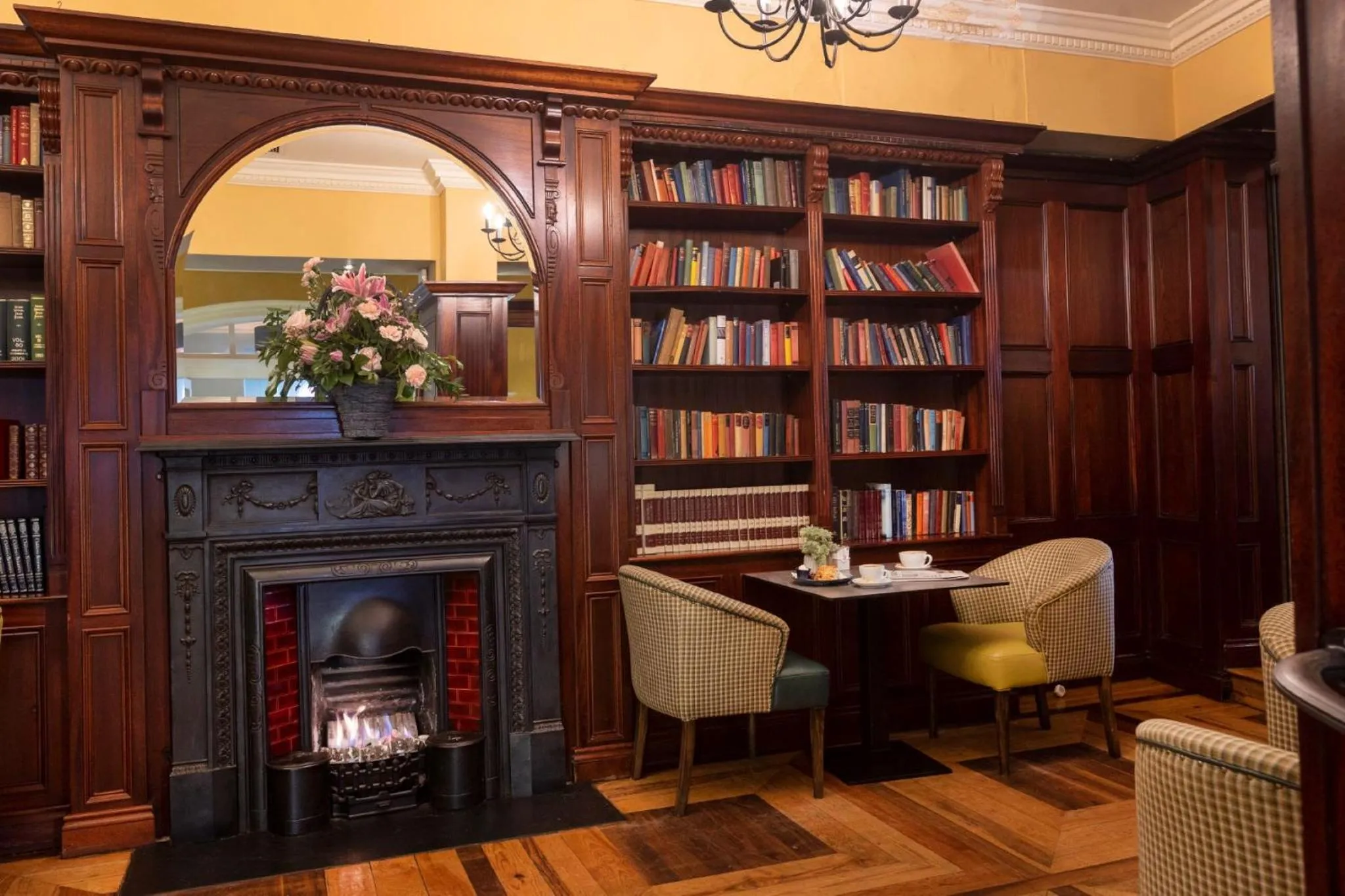 Library in Cahir House Hotel