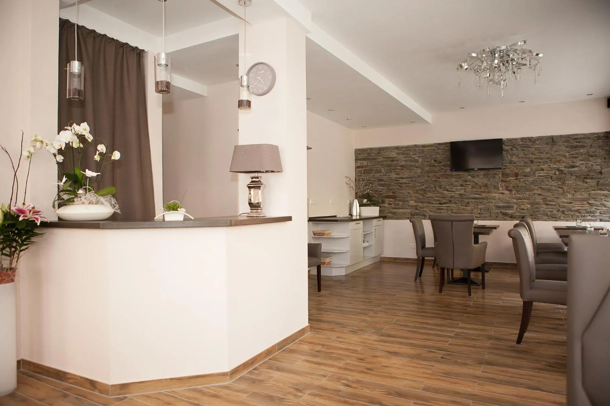 Restaurant/places to eat in Hotel Ravene