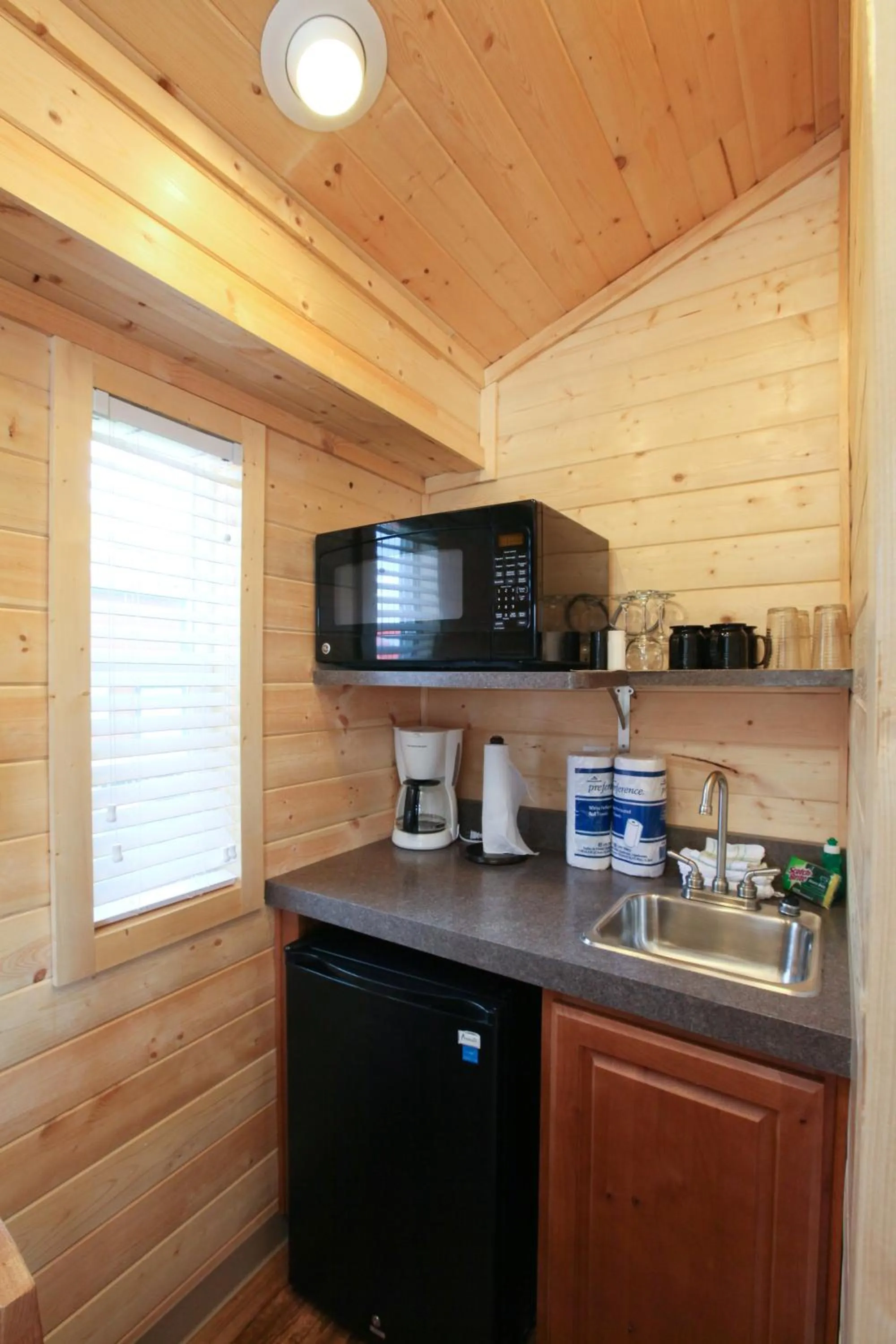 Lake Conroe Queen Studio Cabin 5