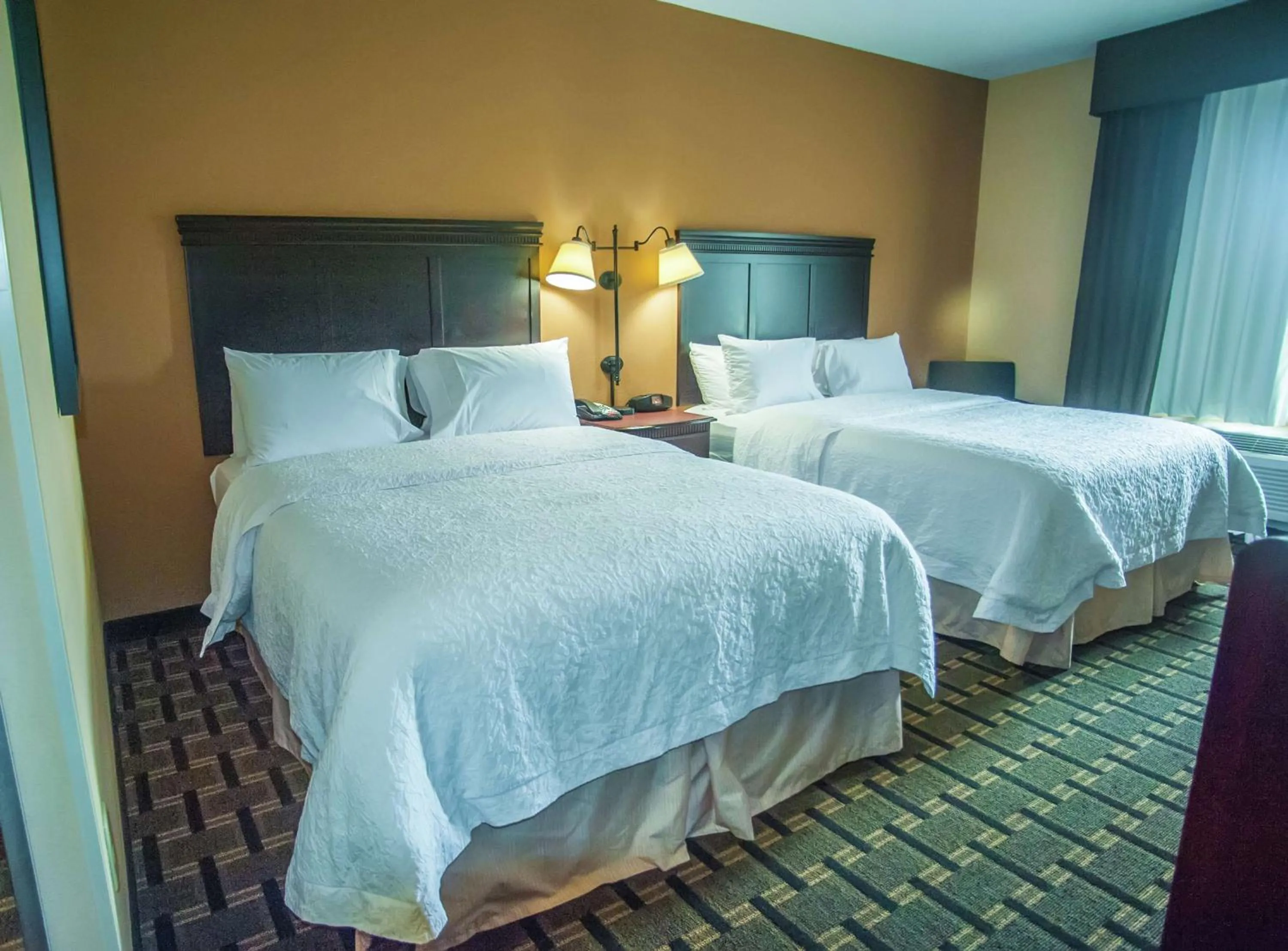 Bed in Hampton Inn & Suites Palestine