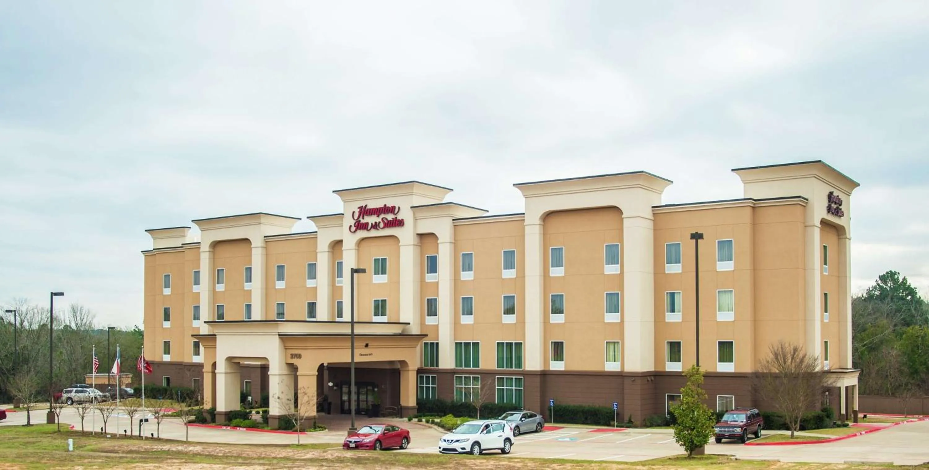 Property building in Hampton Inn & Suites Palestine