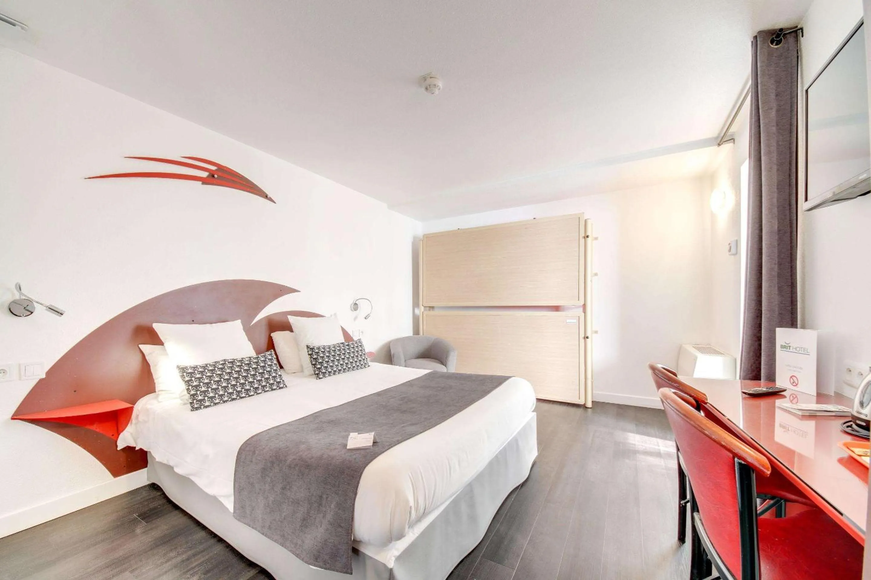 Photo of the whole room, Bed in Brit Hotel Porte d'Espagne