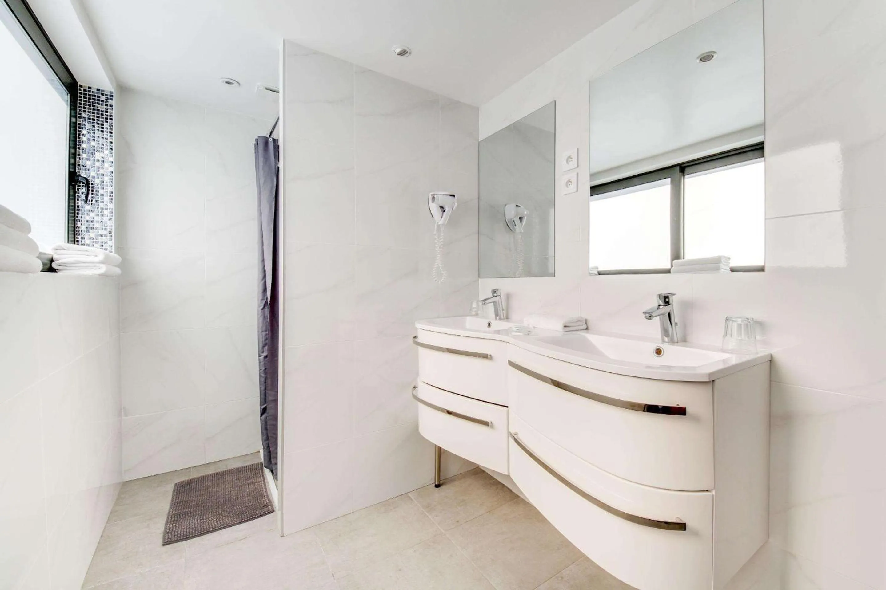 Bathroom in Brit Hotel Porte d'Espagne