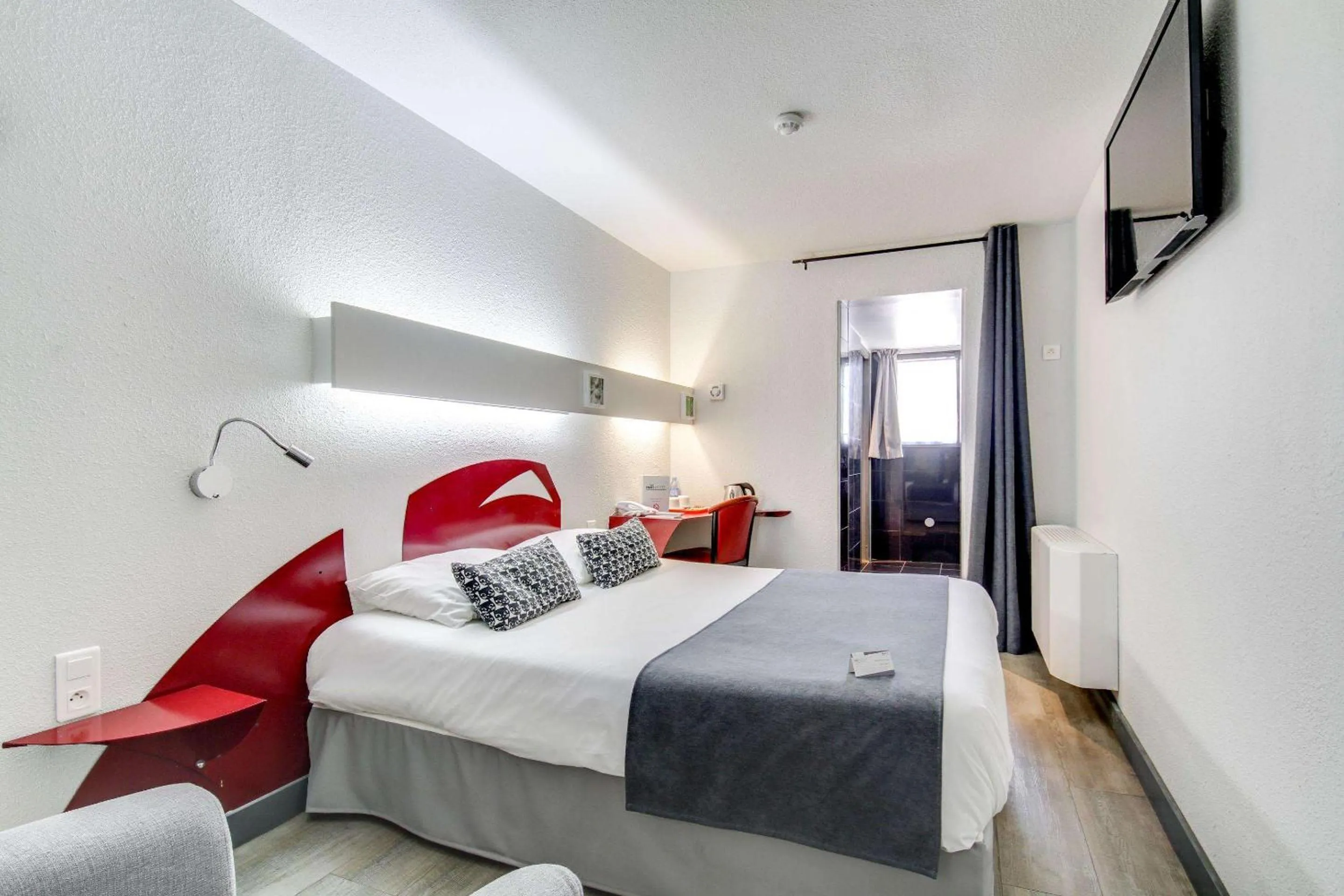 Photo of the whole room, Bed in Brit Hotel Porte d'Espagne