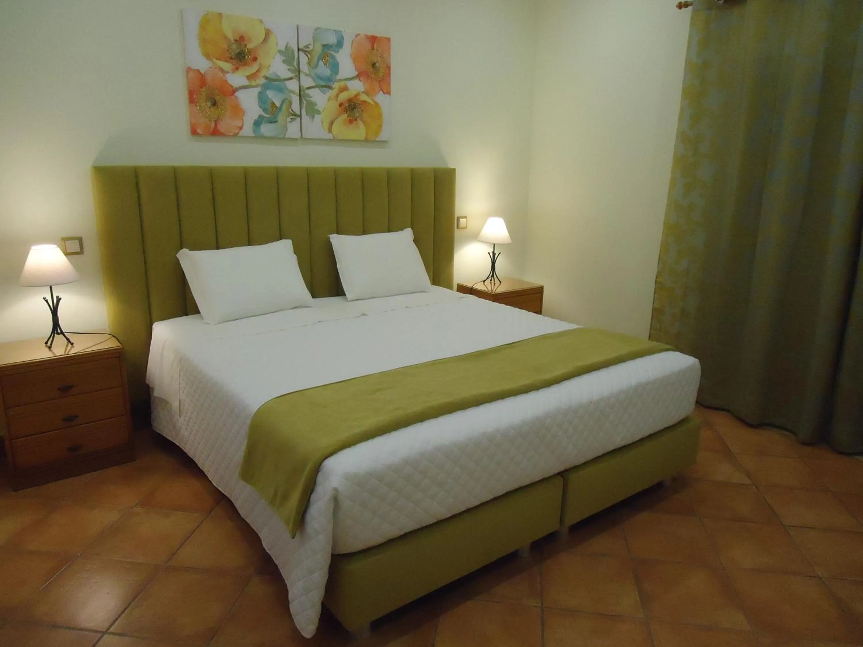 Bedroom, Bed in Canavial I & II Apartamentos