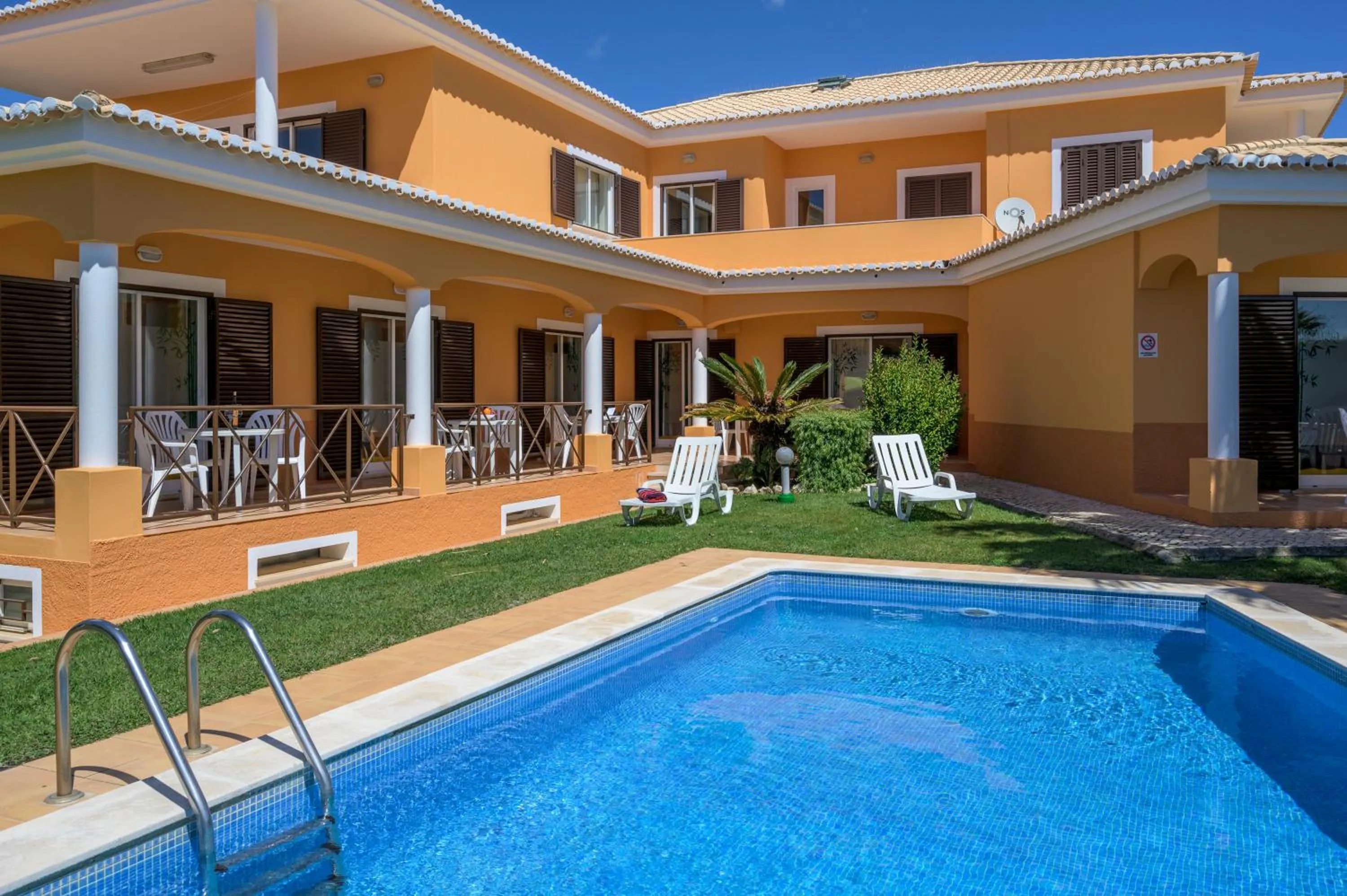 Swimming pool in Canavial I & II Apartamentos