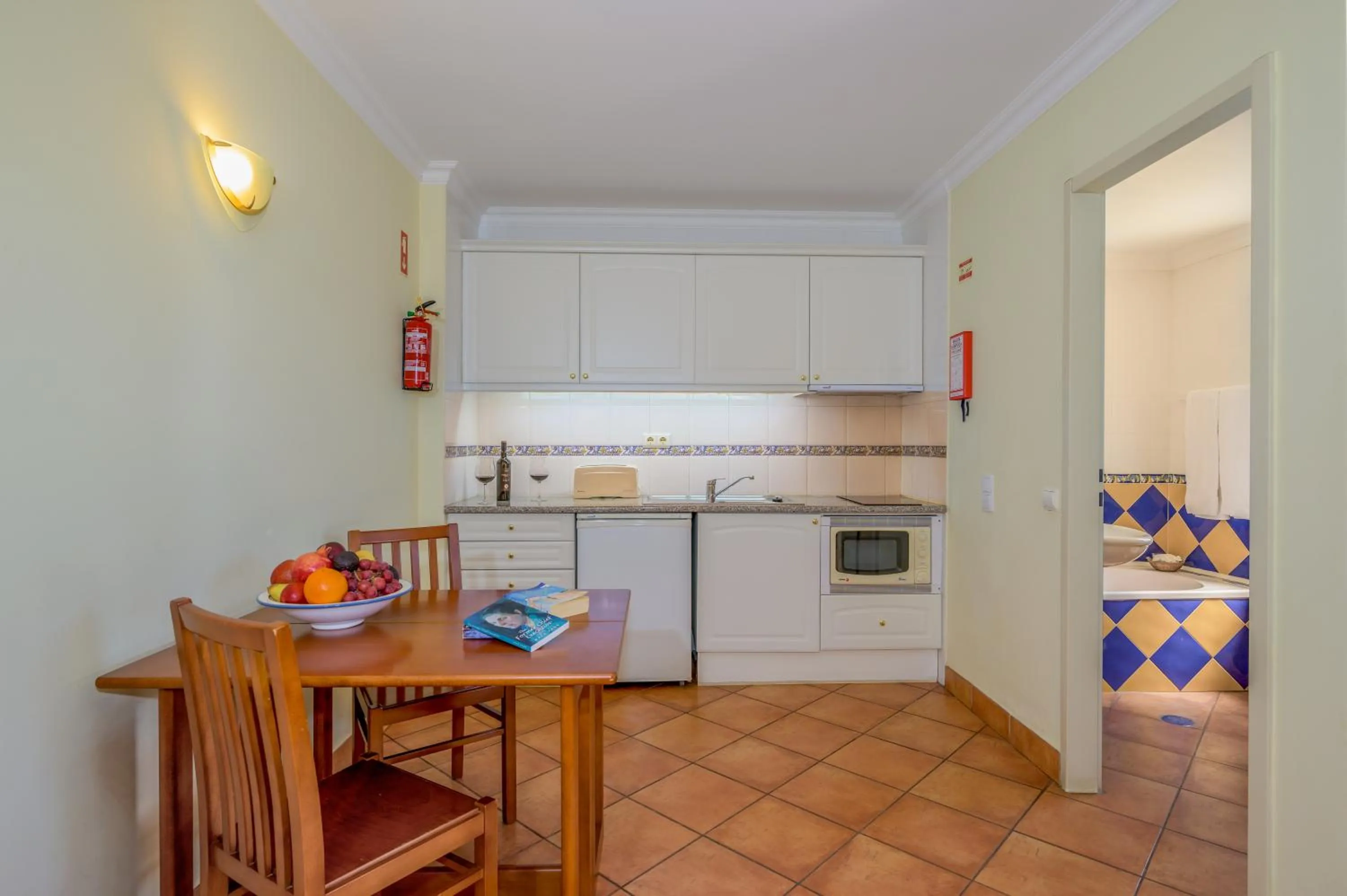 Kitchen or kitchenette in Canavial I & II Apartamentos