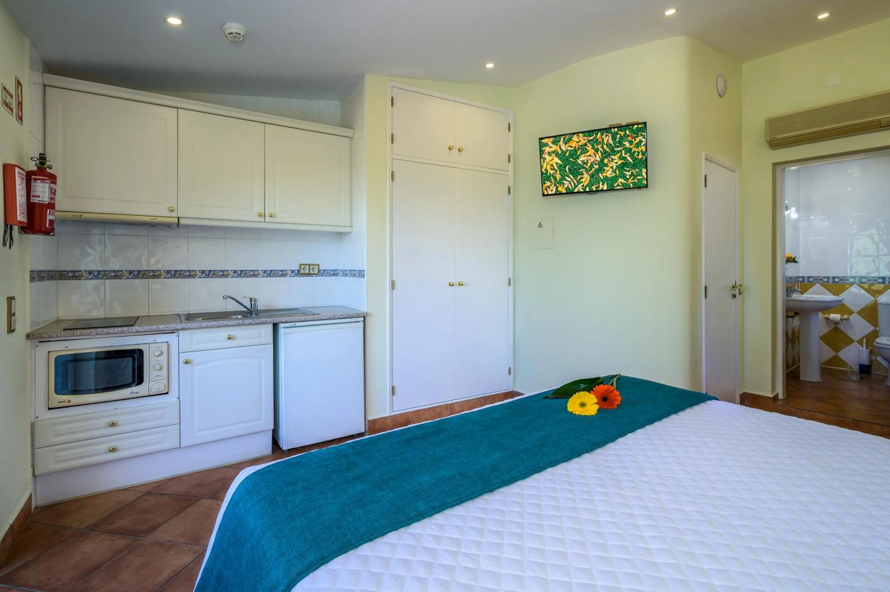 Kitchen or kitchenette, Bed in Canavial I & II Apartamentos