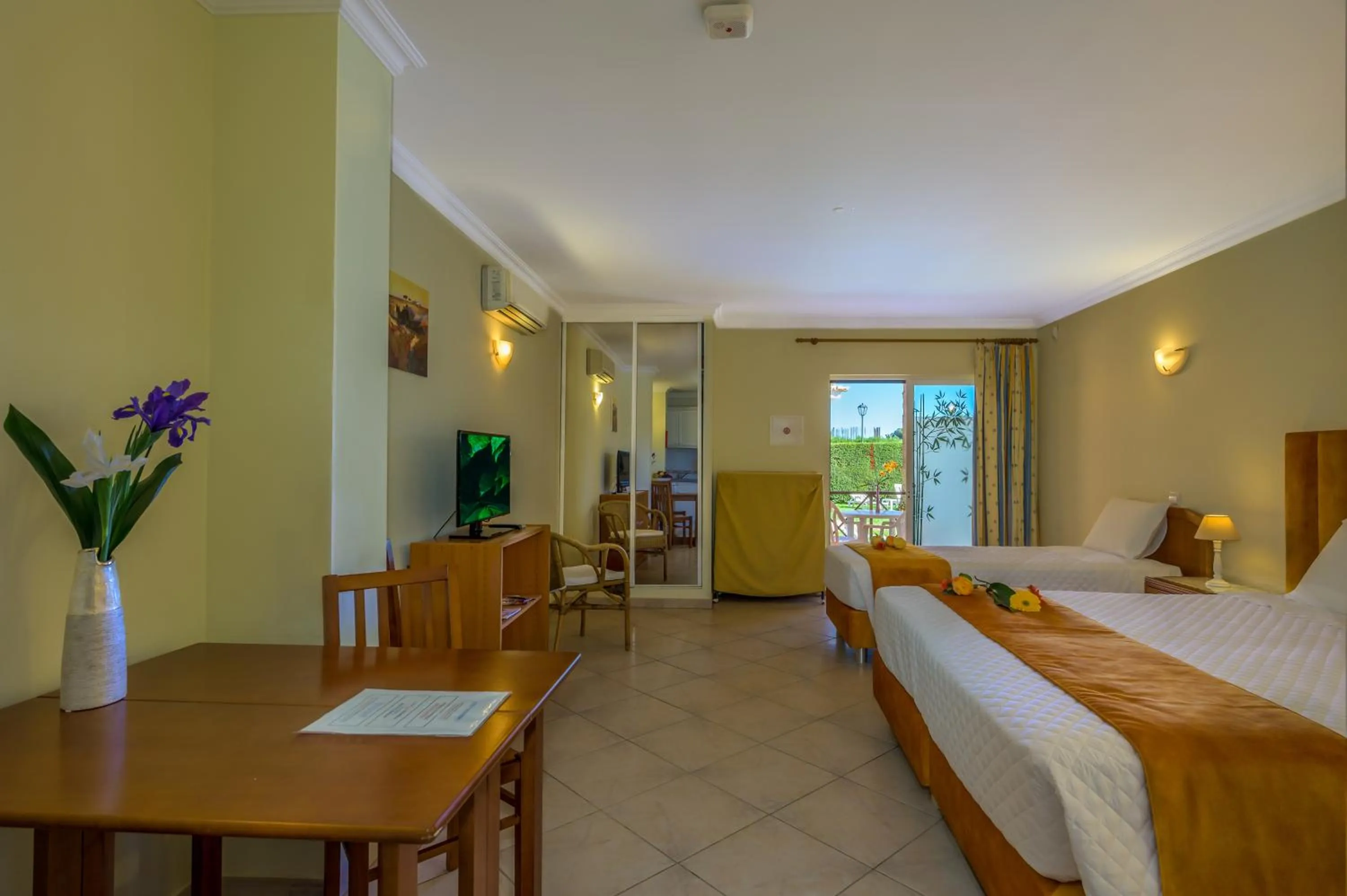 Photo of the whole room, Bed in Canavial I & II Apartamentos