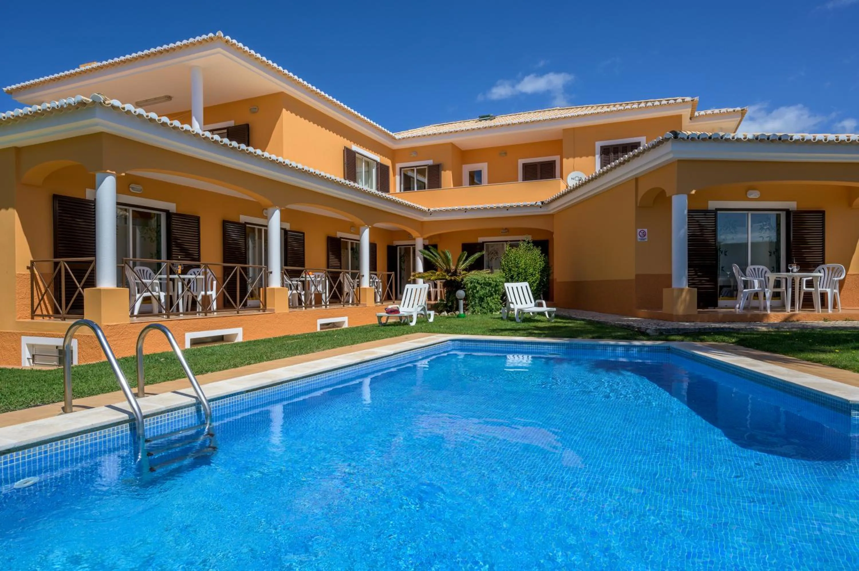 Swimming pool in Canavial I & II Apartamentos