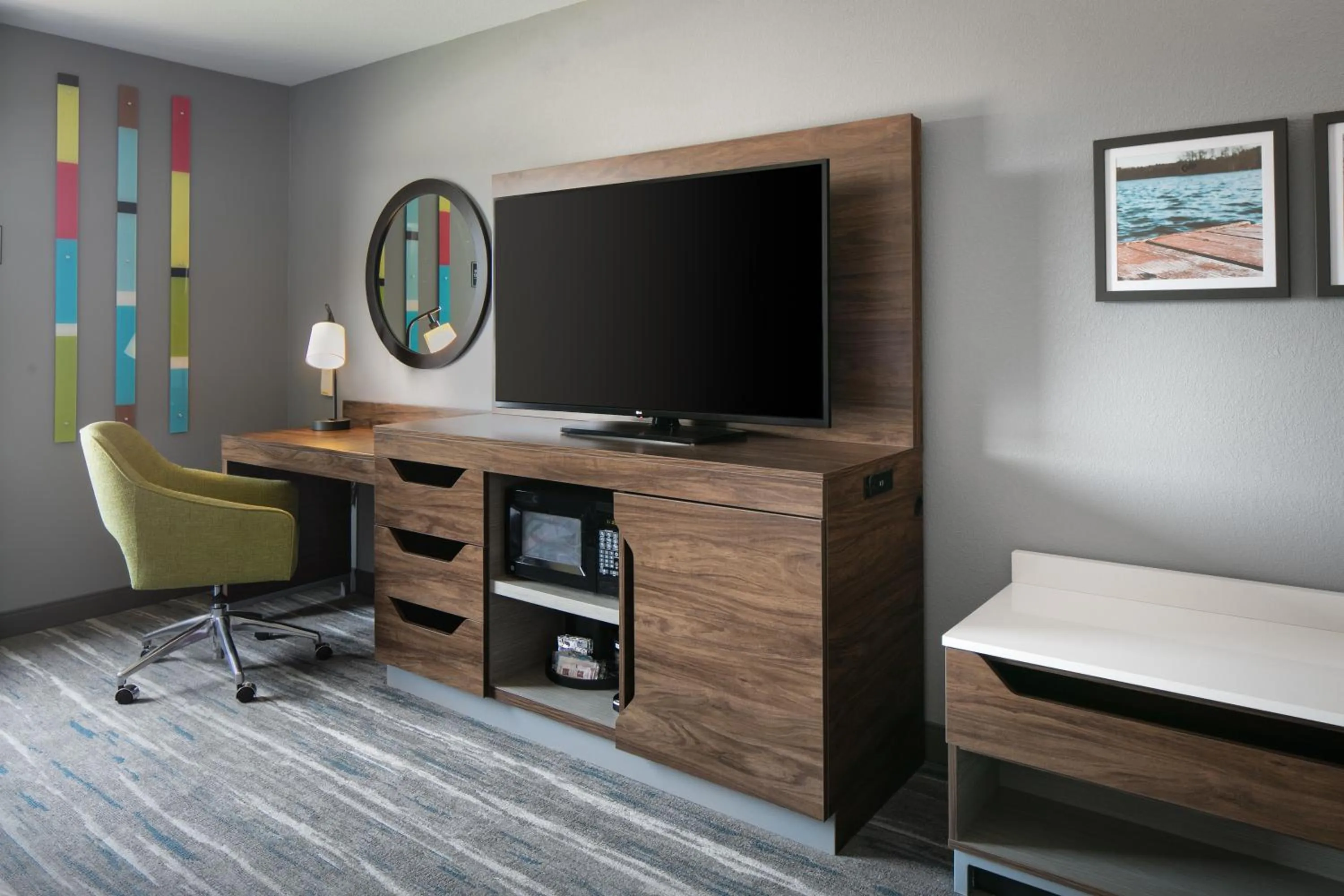 TV and multimedia in Hampton Inn & Suites Grafton