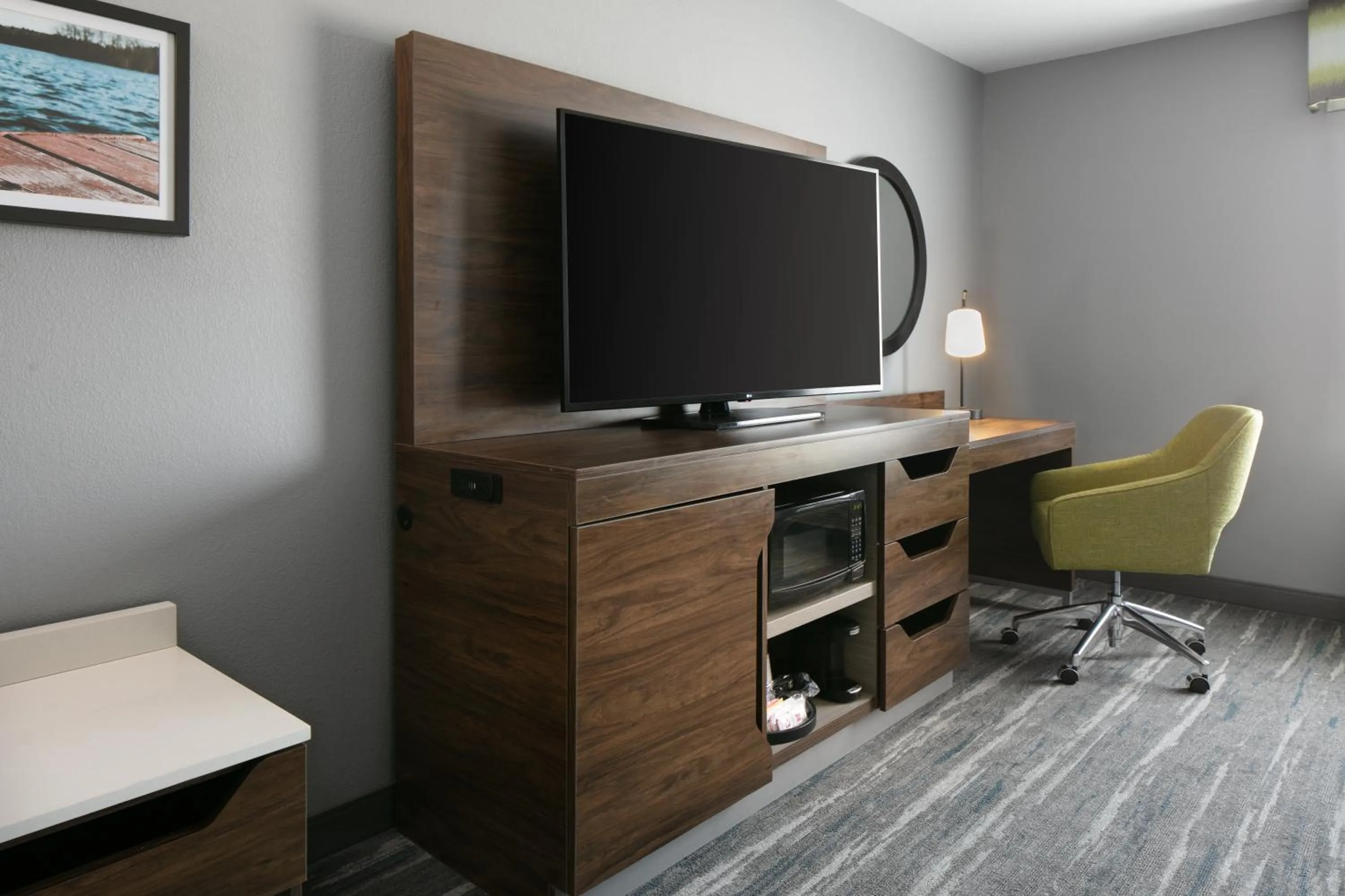 TV and multimedia in Hampton Inn & Suites Grafton