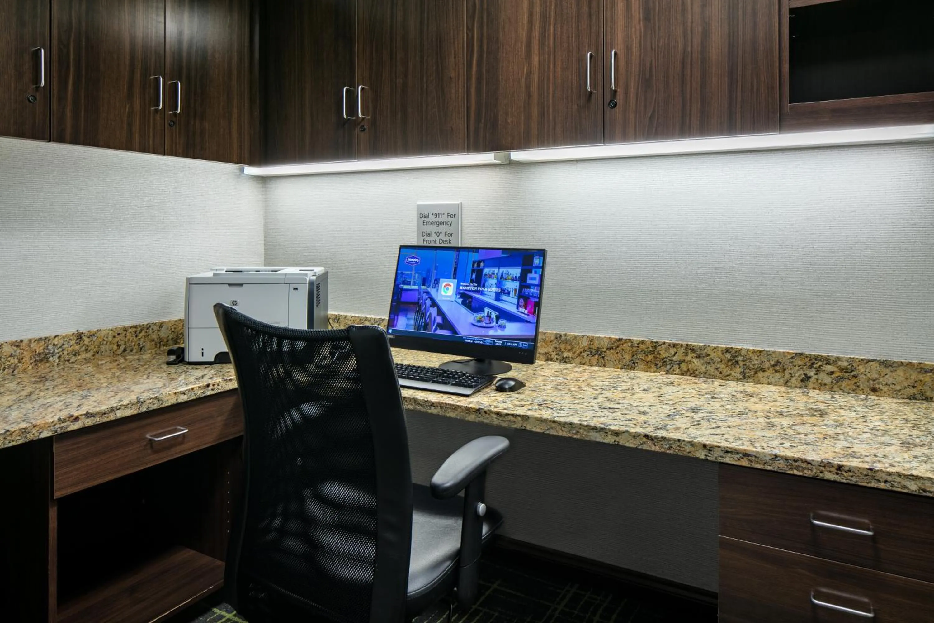 TV and multimedia in Hampton Inn & Suites Grafton