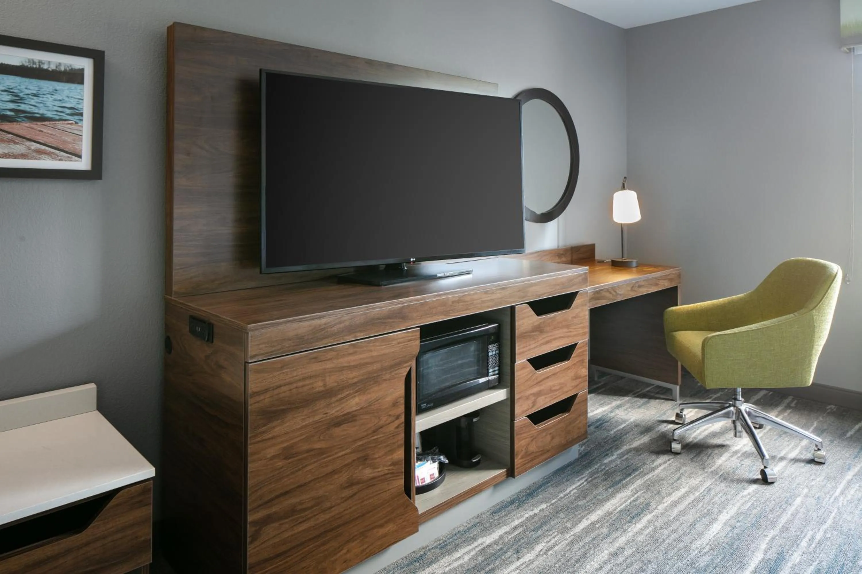 TV and multimedia in Hampton Inn & Suites Grafton