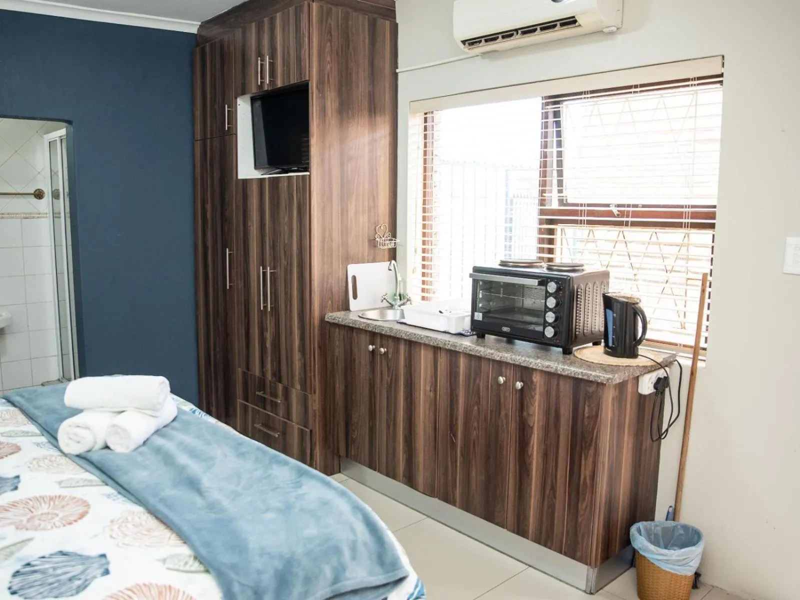 Dining area, Bed in Bluewater Guesthouse