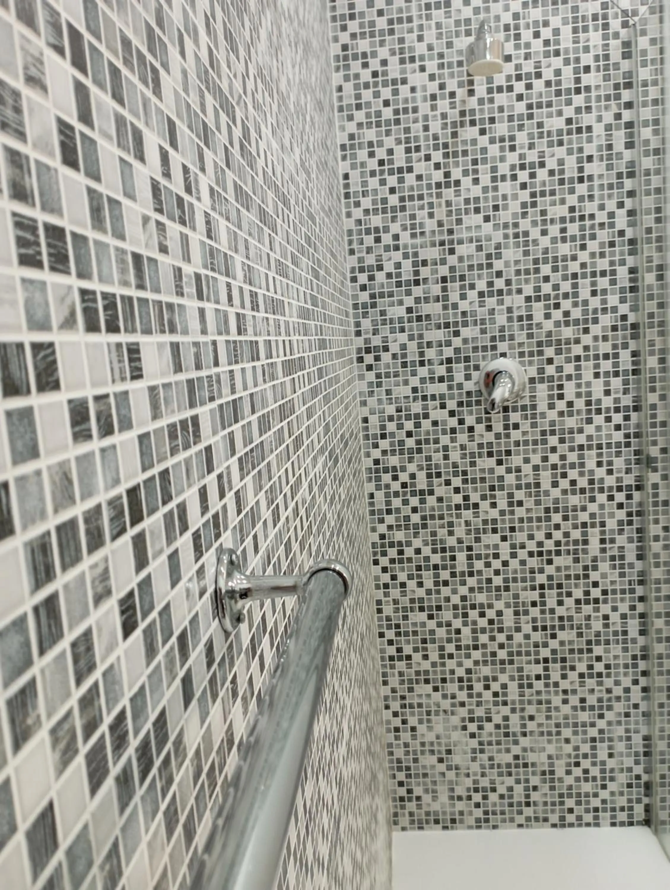 Shower in Hotel Grazia Deledda