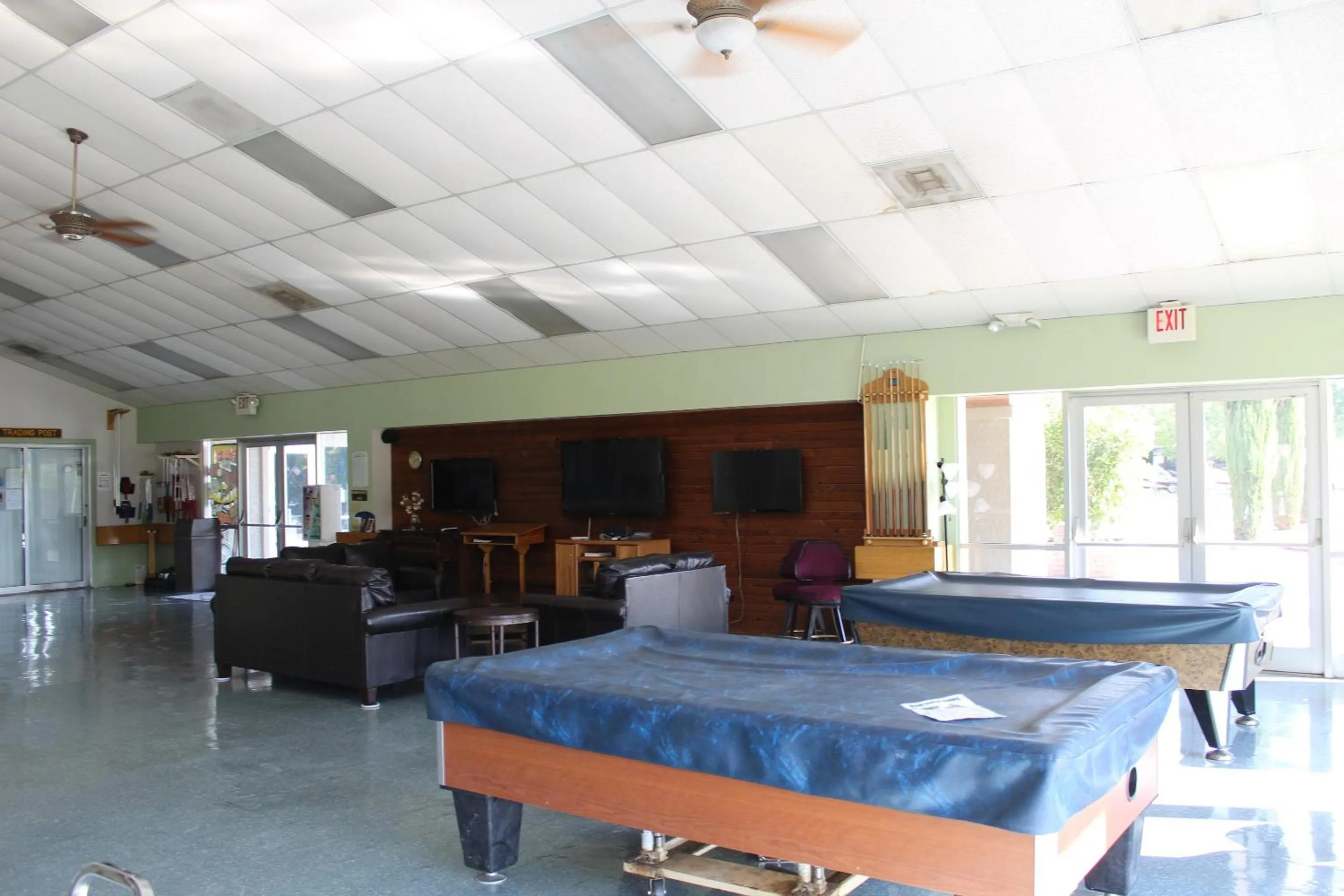 Communal lounge/ TV room in Verde Valley Studio Cabin 2