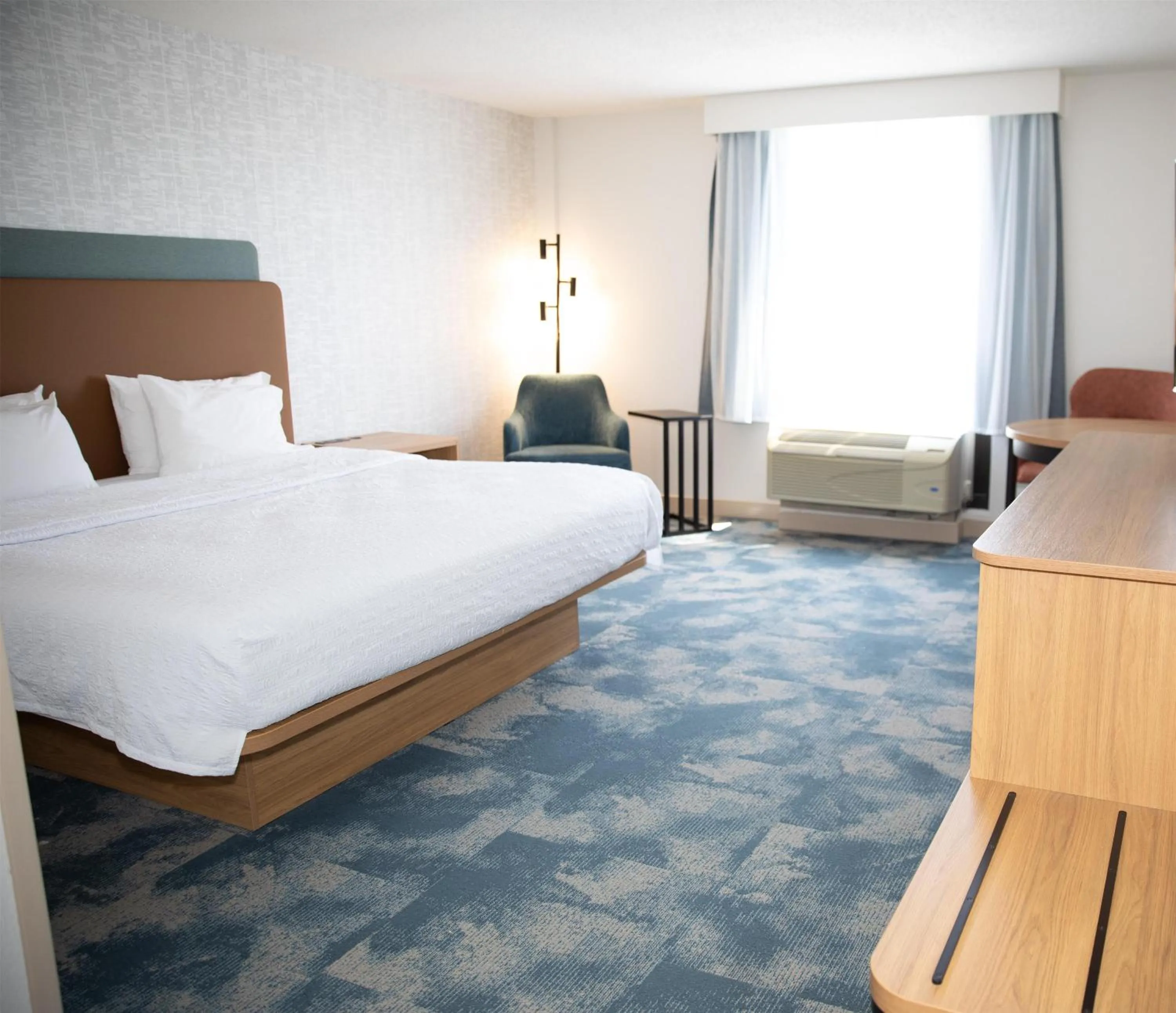 Bed in Hampton Inn & Suites Jennings