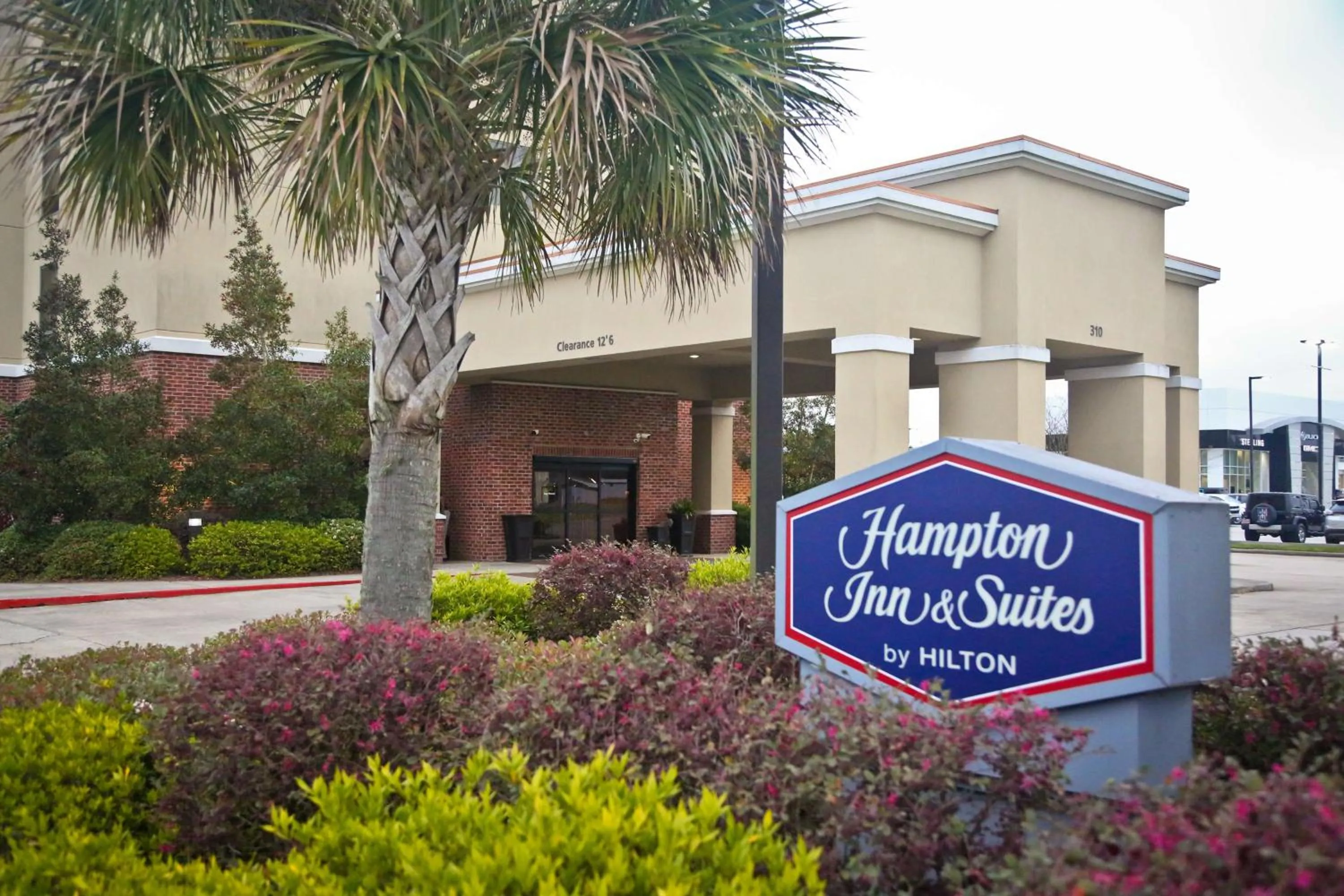 Property building in Hampton Inn & Suites Jennings