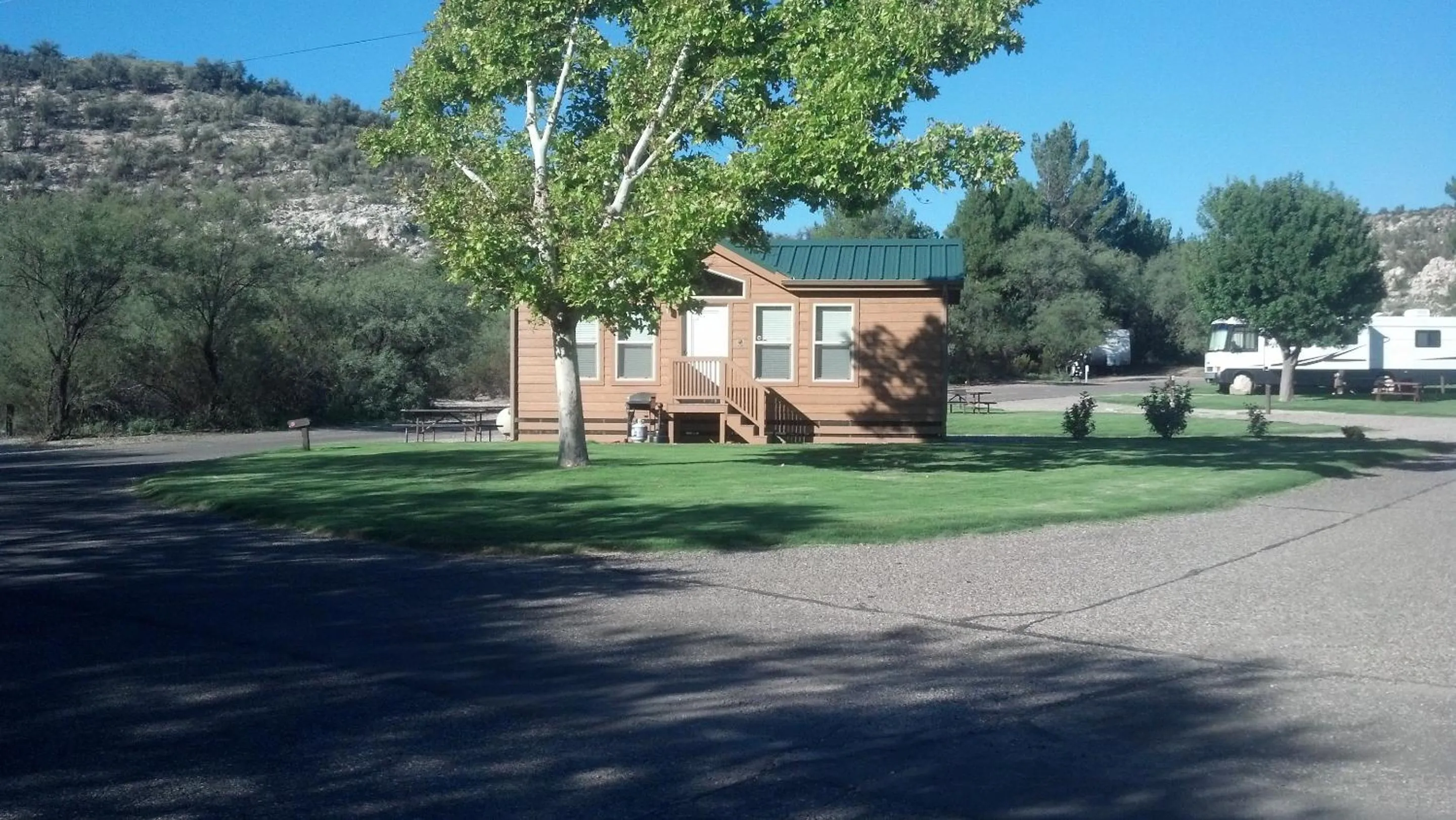 Facade/entrance in Verde Valley Lawn Cottage 11