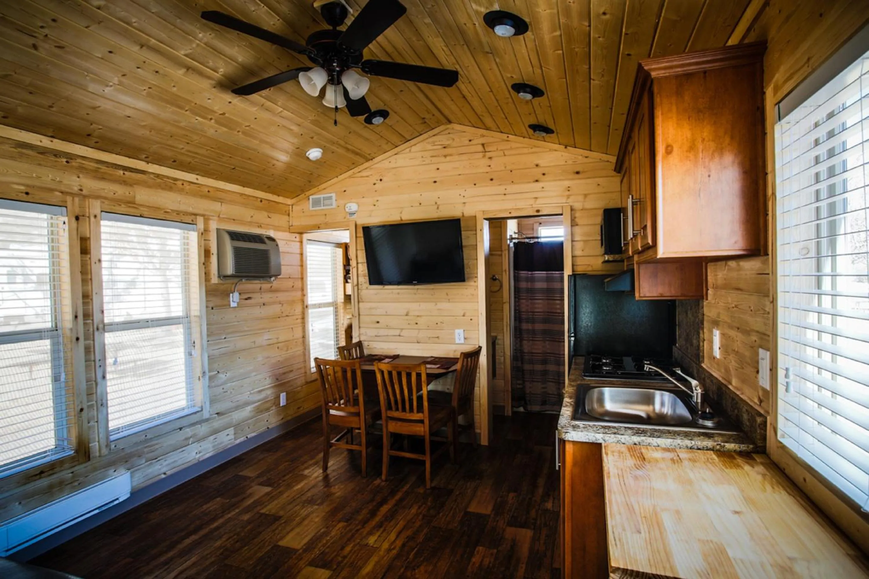Dining area in Verde Valley Lawn Cottage 11