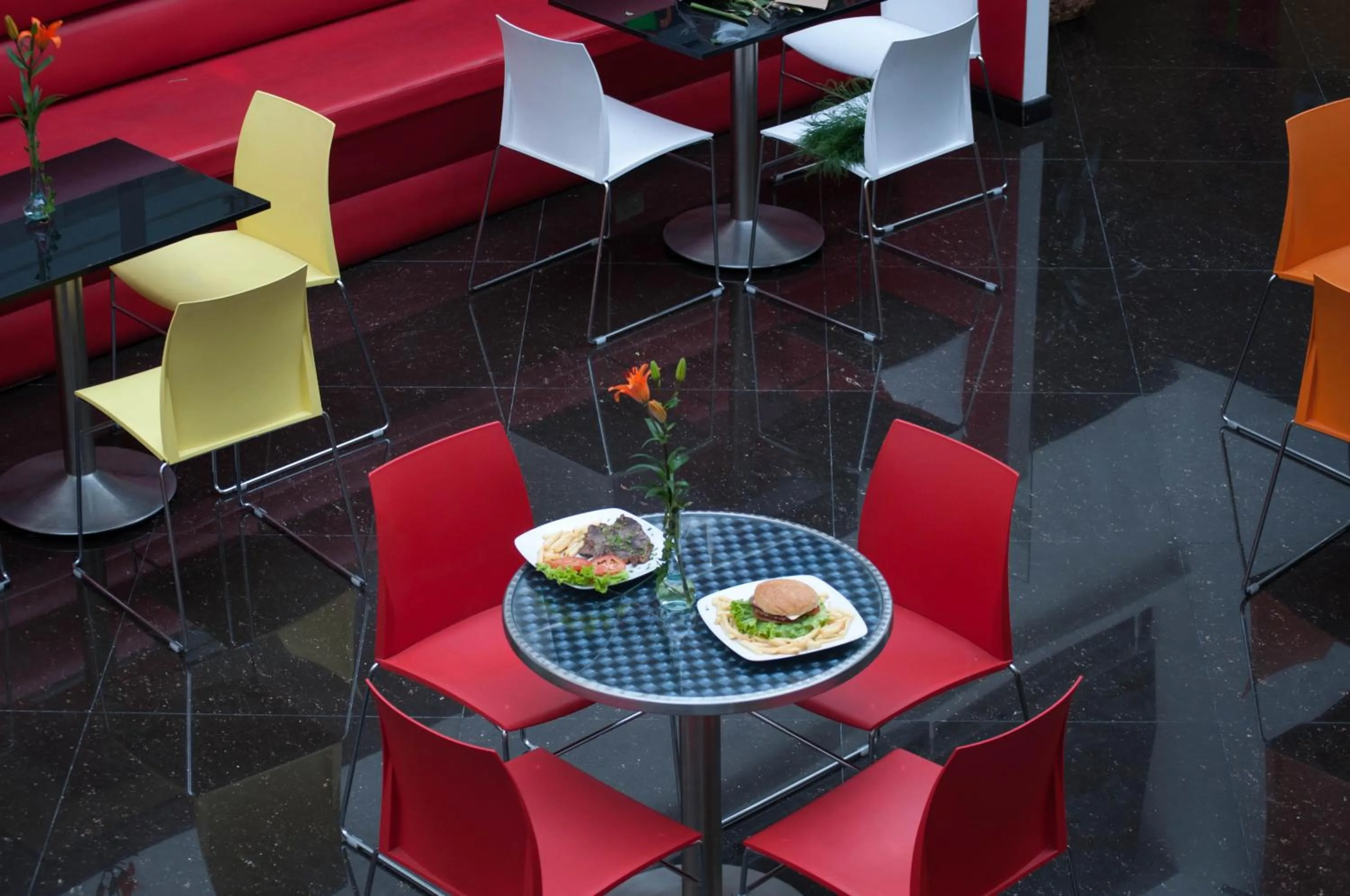 Restaurant/places to eat in Hotel Ferias Park