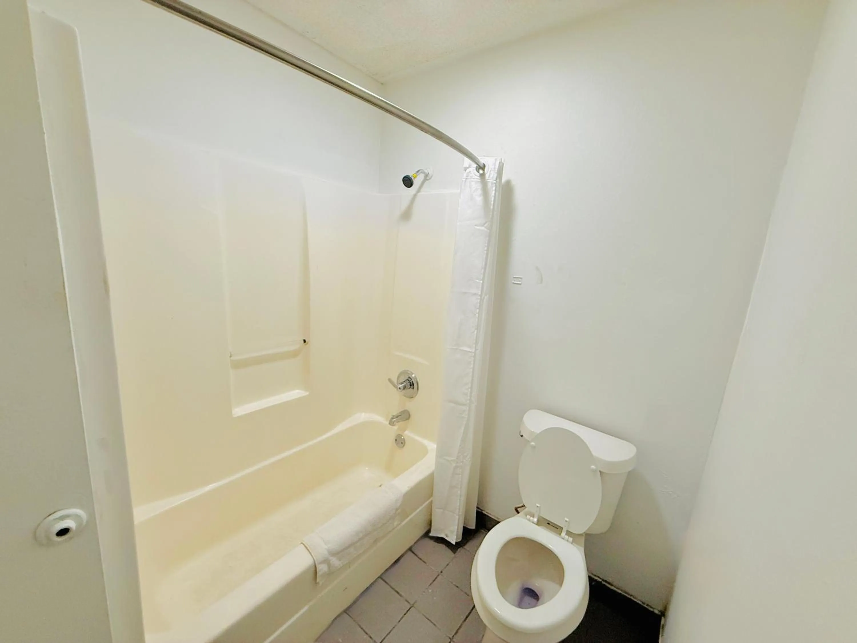 Bathroom in Woodbridge Inn By OYO Rome