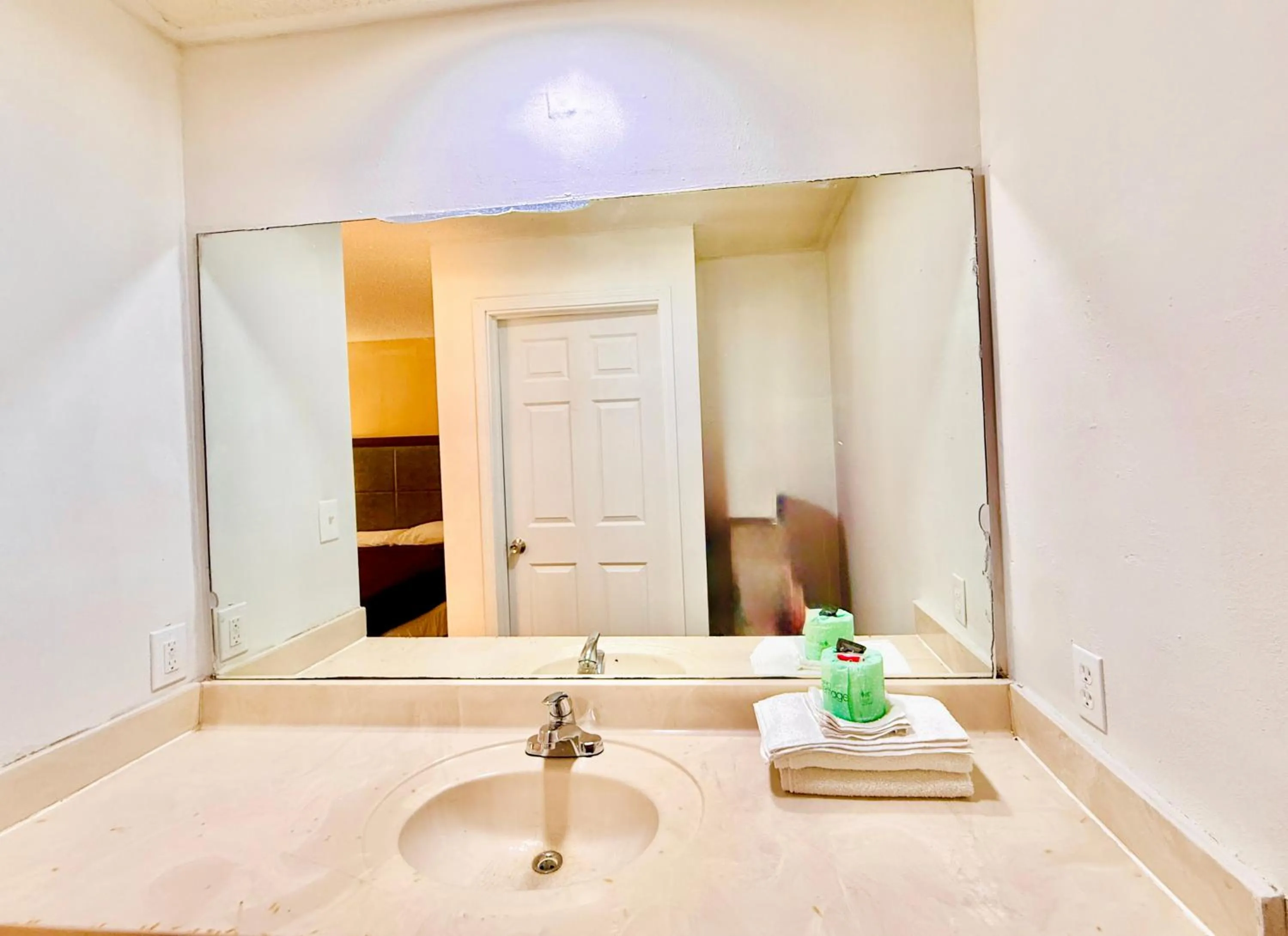 Bathroom in Woodbridge Inn By OYO Rome