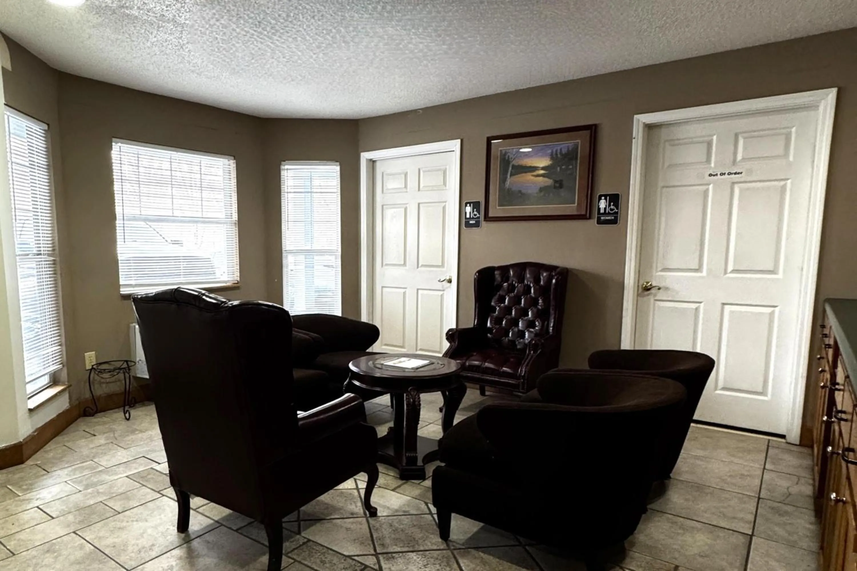 Seating area in Woodbridge Inn By OYO Rome