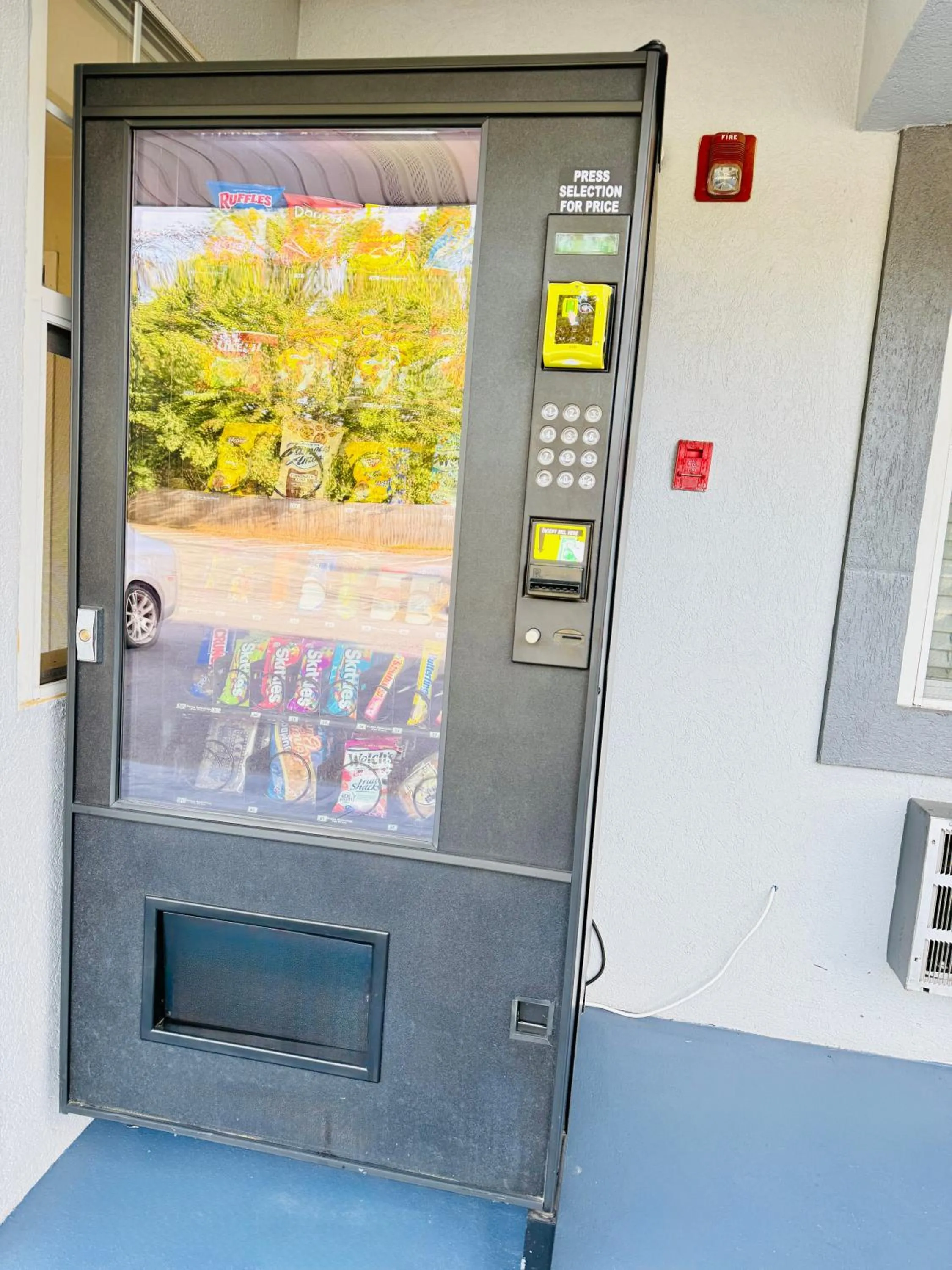 vending machine in Woodbridge Inn By OYO Rome