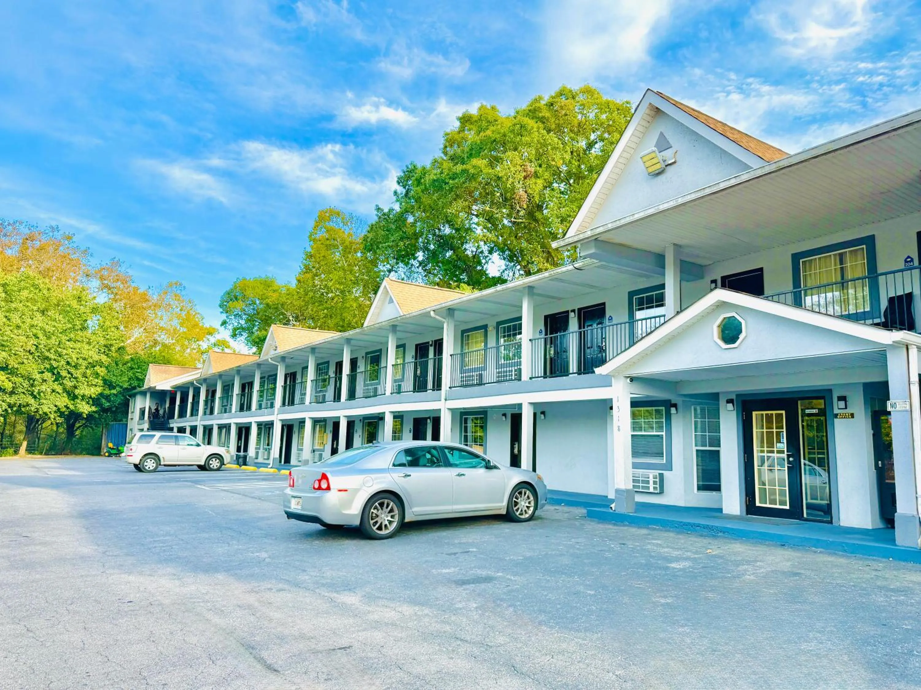 Property building in Woodbridge Inn By OYO Rome