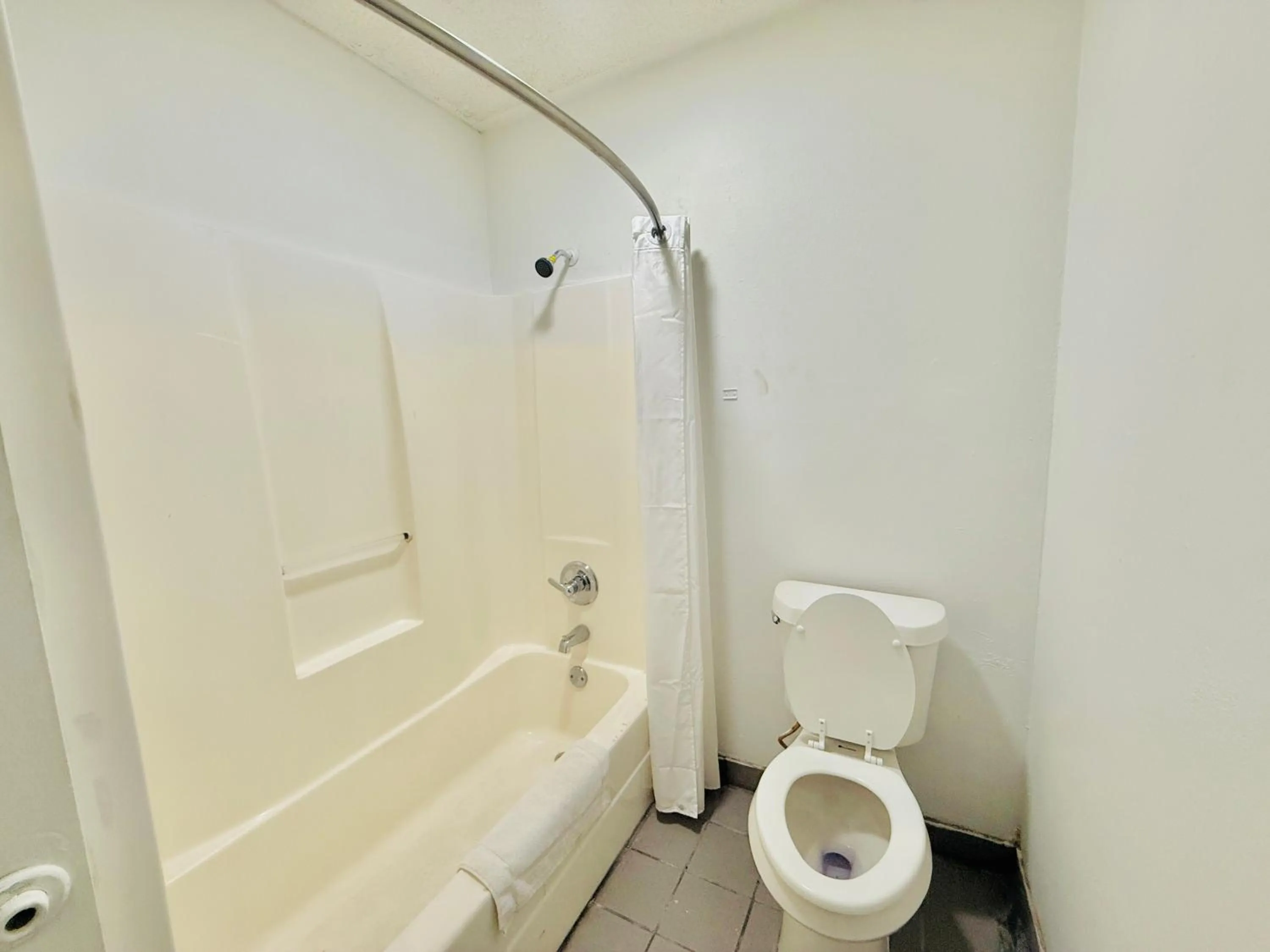 Bathroom in Woodbridge Inn By OYO Rome