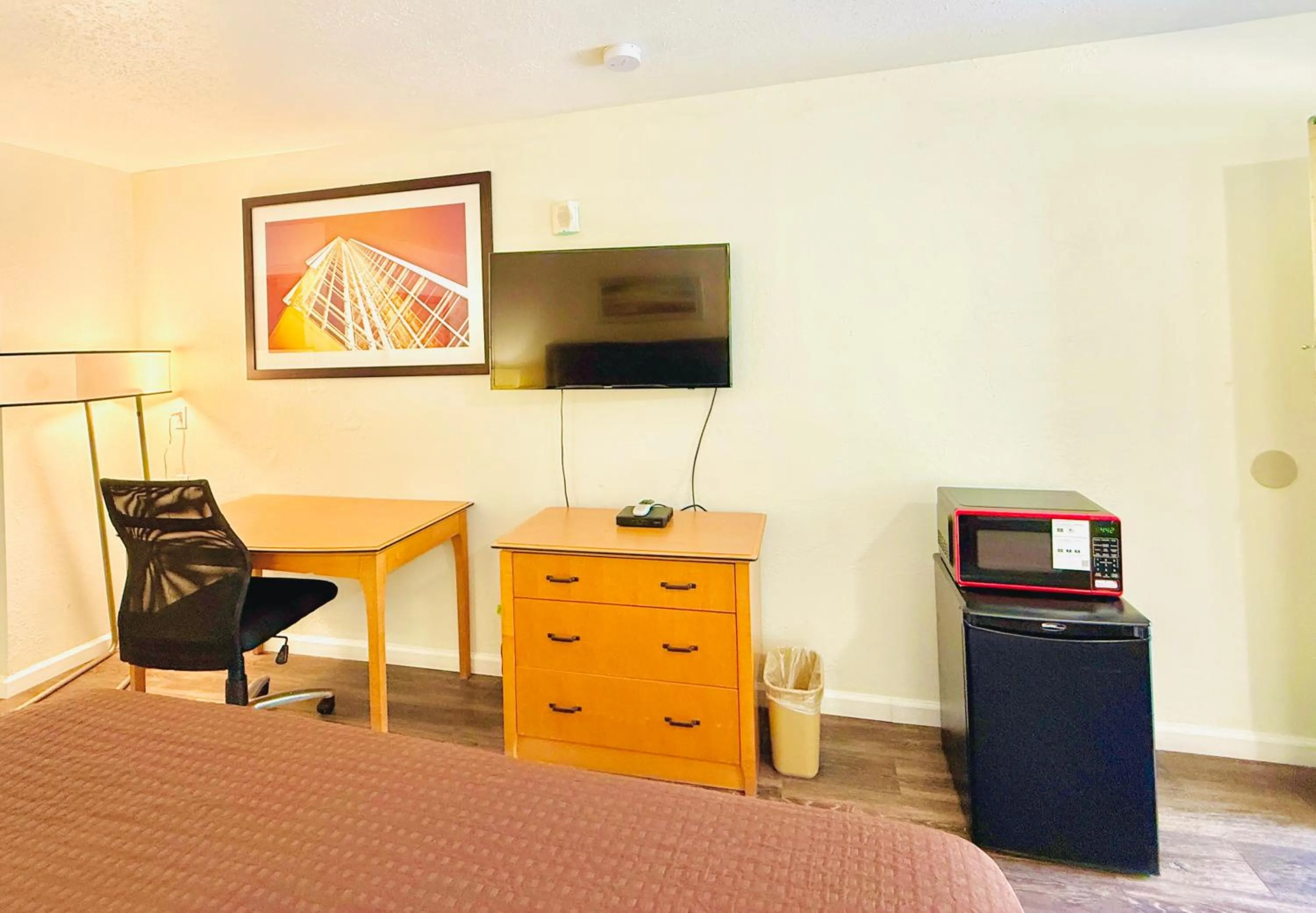 Bedroom in Woodbridge Inn By OYO Rome