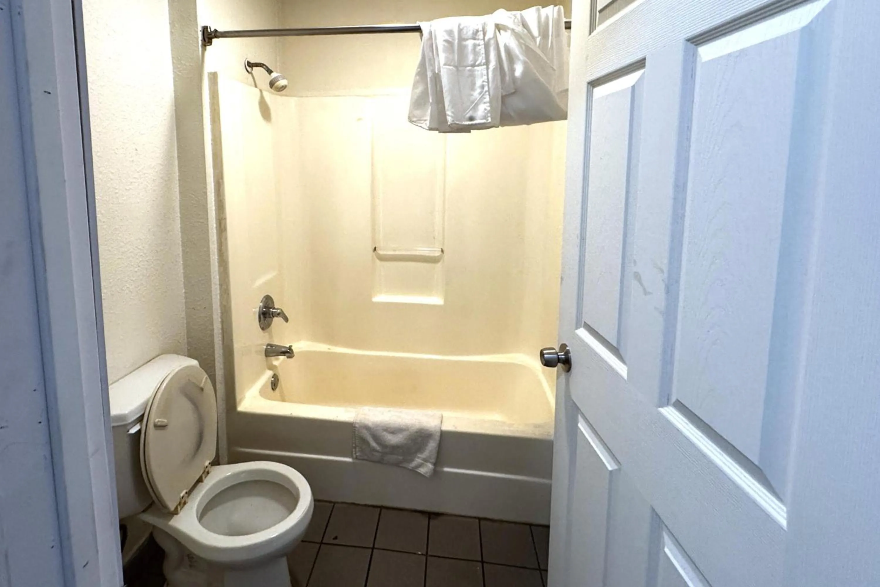 Bathroom in Woodbridge Inn By OYO Rome