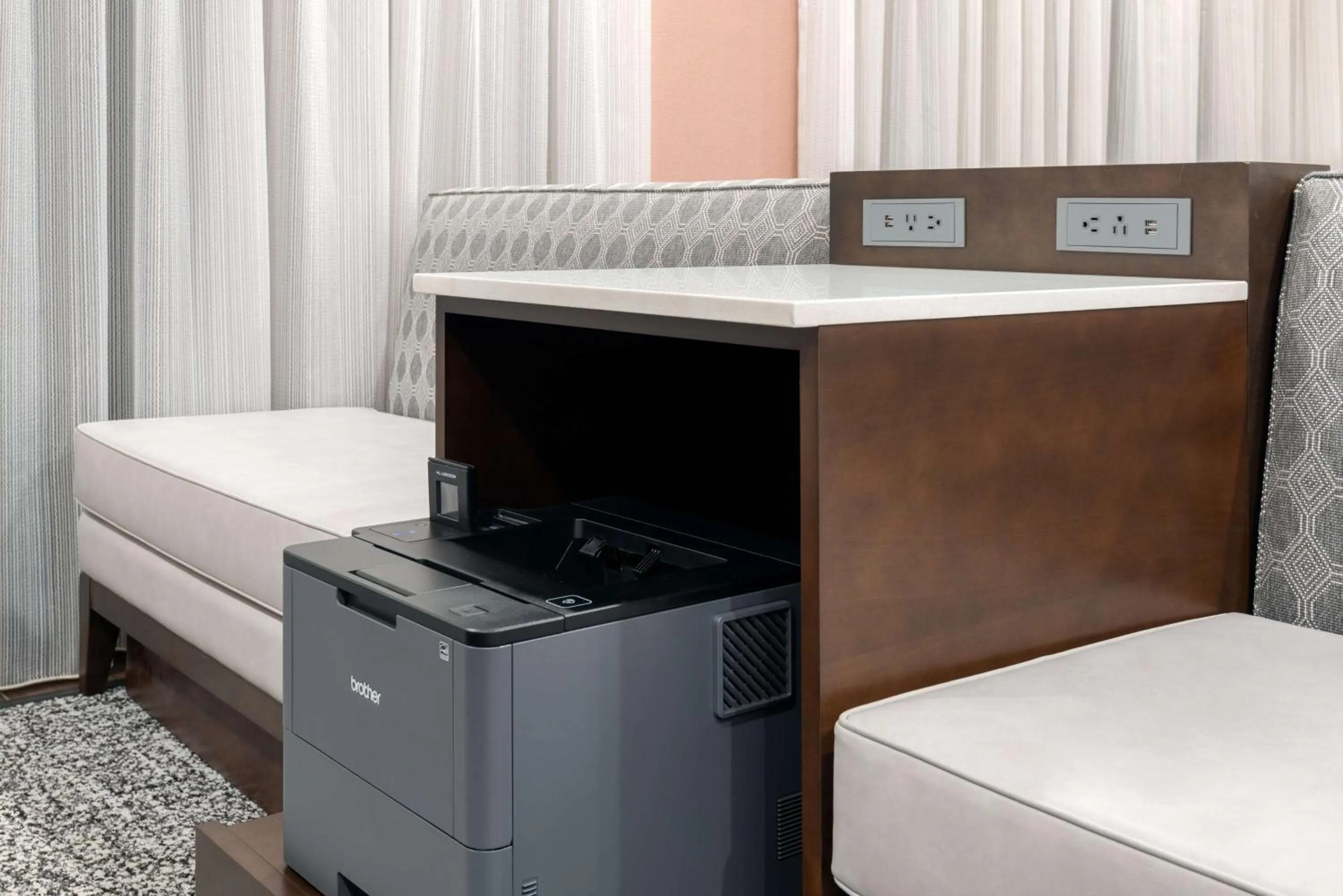 Business facilities, Bed in Hampton Inn and Suites Hartford/Farmington