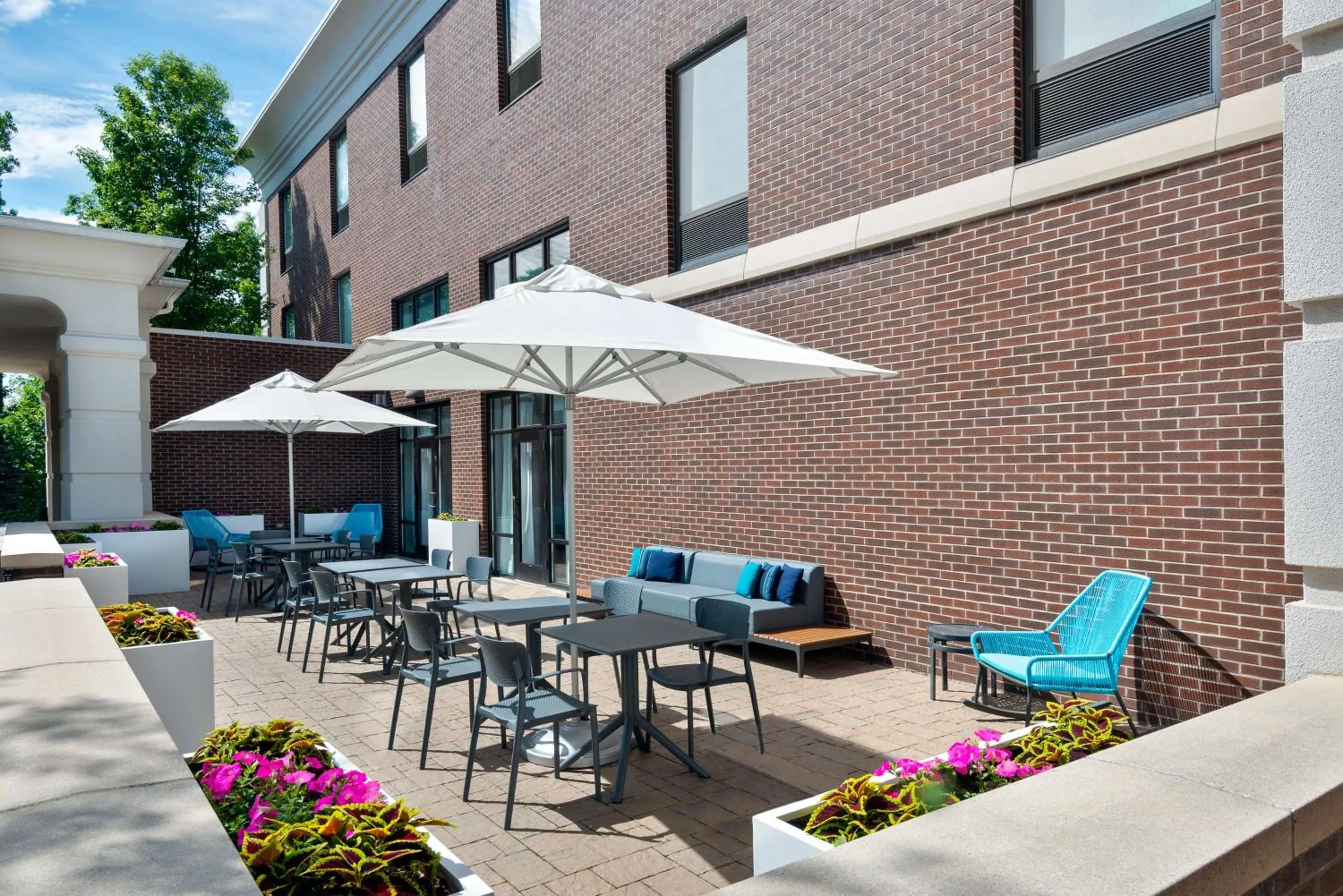 Patio in Hampton Inn and Suites Hartford/Farmington