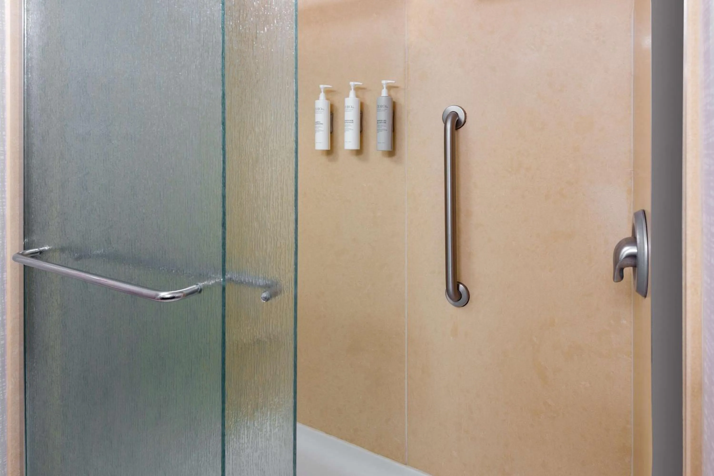 Bathroom in Hampton Inn and Suites Hartford/Farmington