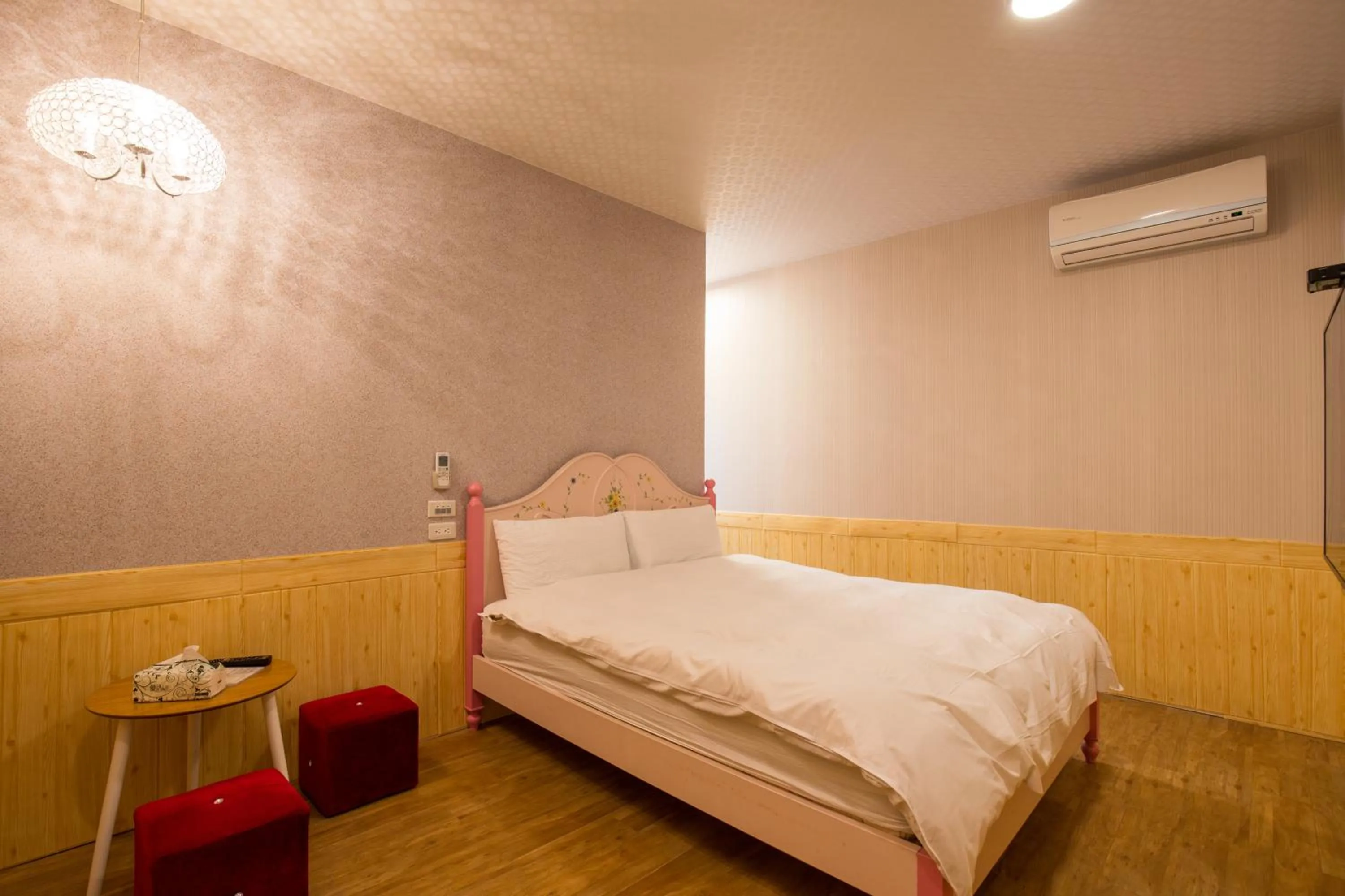 Photo of the whole room, Bed in N. Castle Hotel