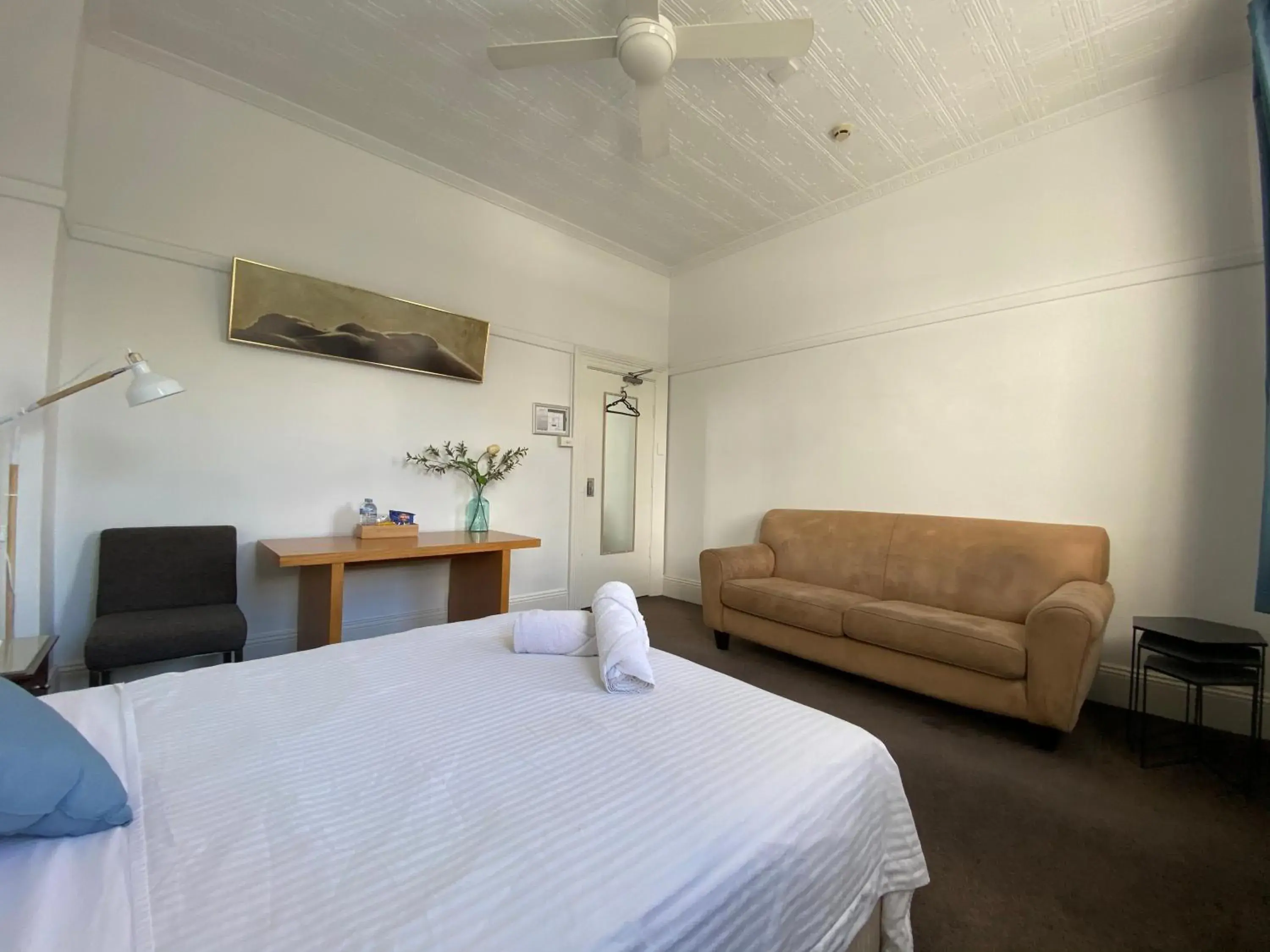 Basic Double Room with Shared Bathroom in Newcastle Hotel Basic Double Room with Shared Bathroom in Newcastle Hotel