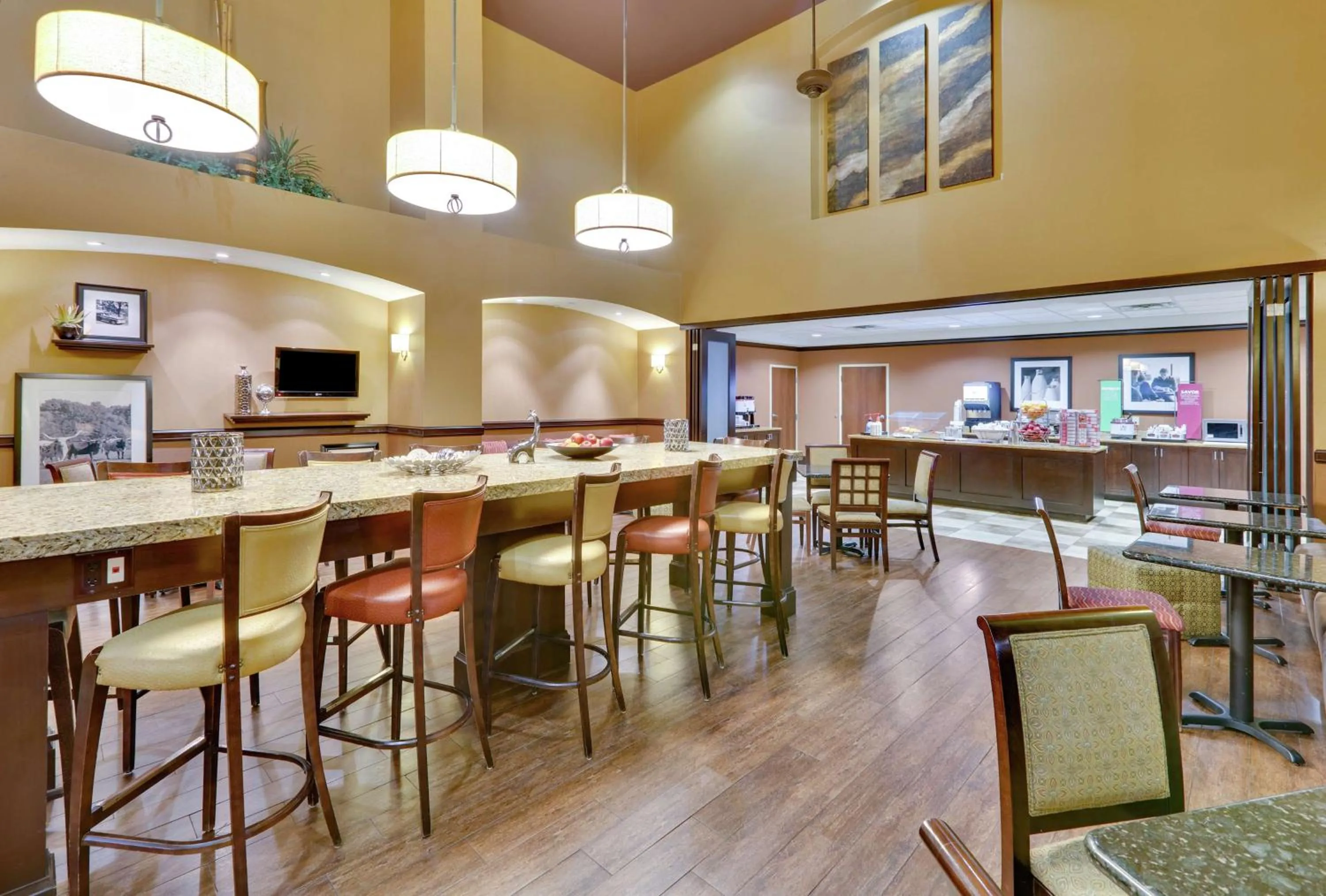 Dining area in Hampton Inn & Suites Fort Worth/Forest Hill