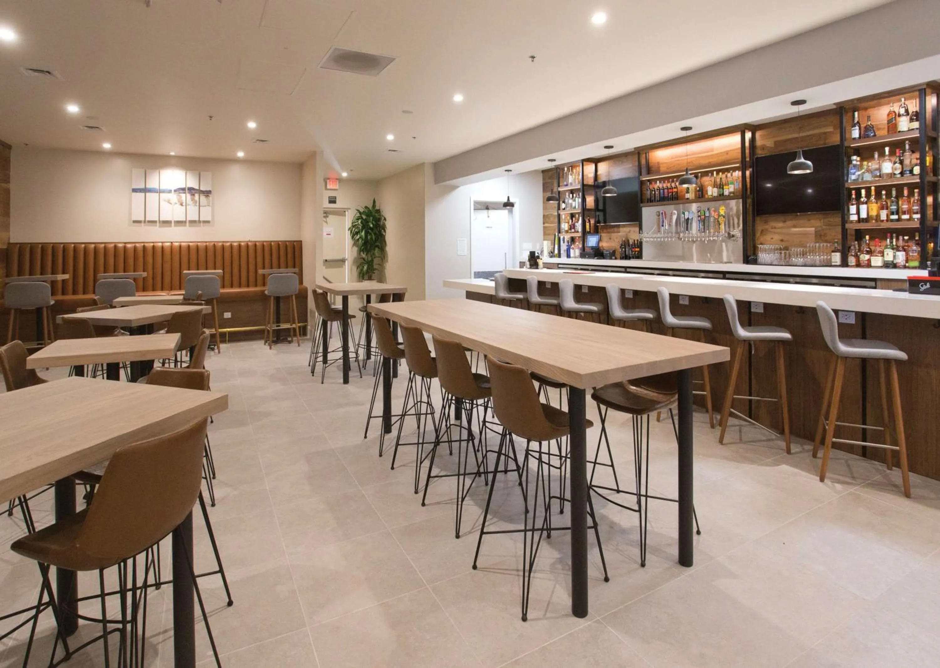 Lounge or bar in Doubletree By Hilton Chico, Ca