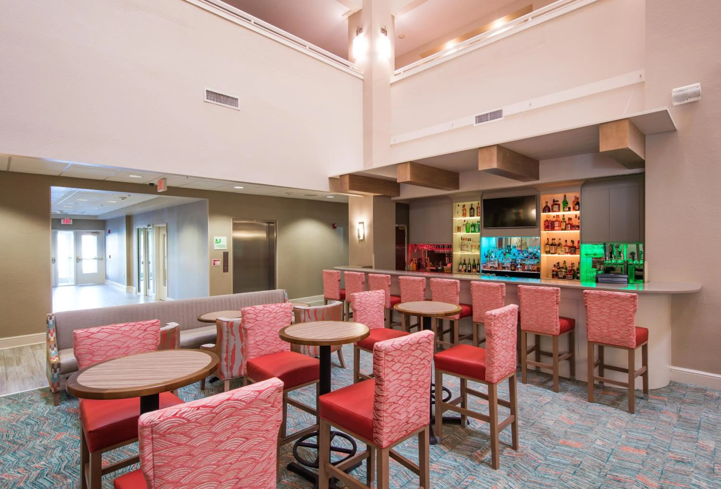 Lounge or bar in Holiday Inn & Suites Lake City by IHG