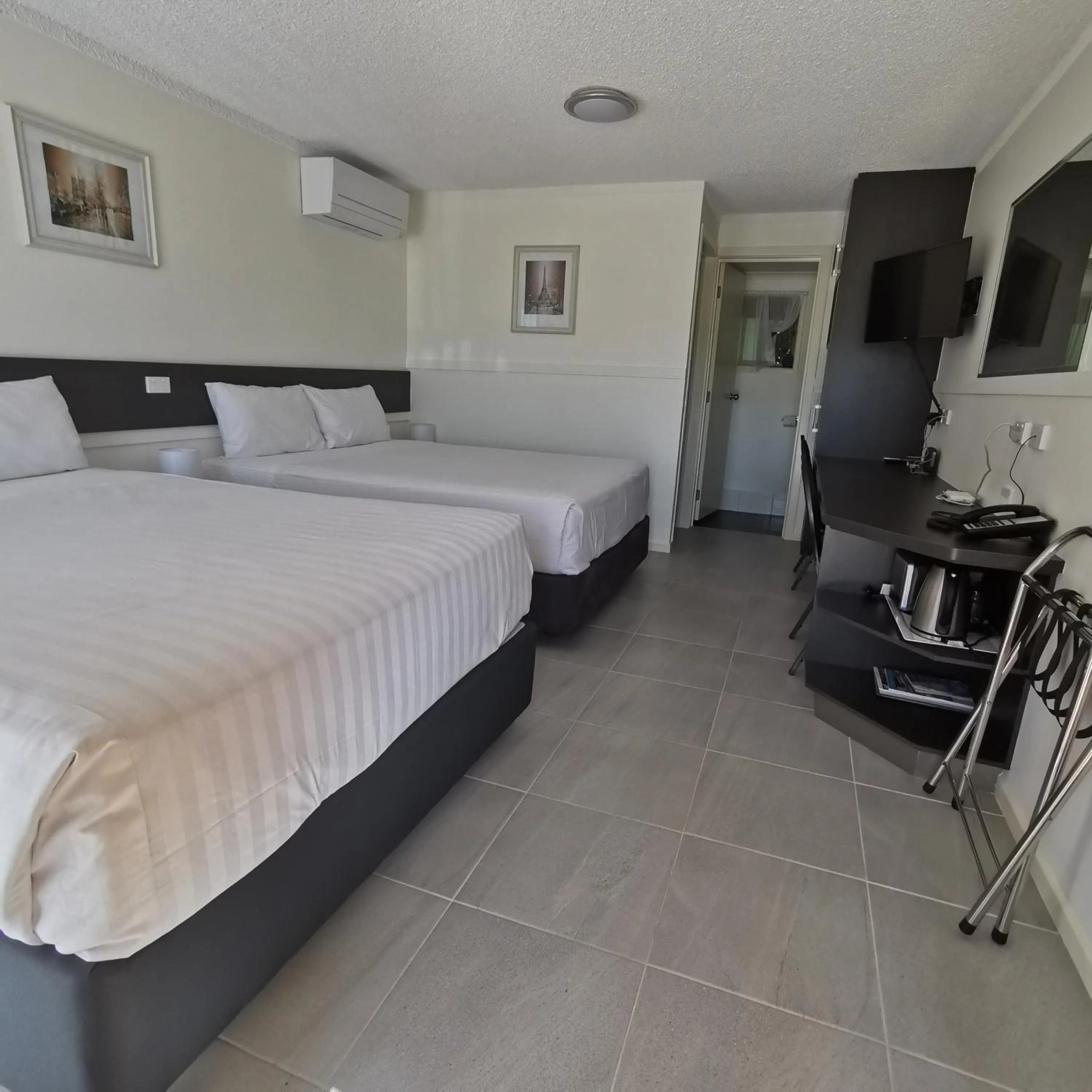 Photo of the whole room, Bed in Gallery Motel